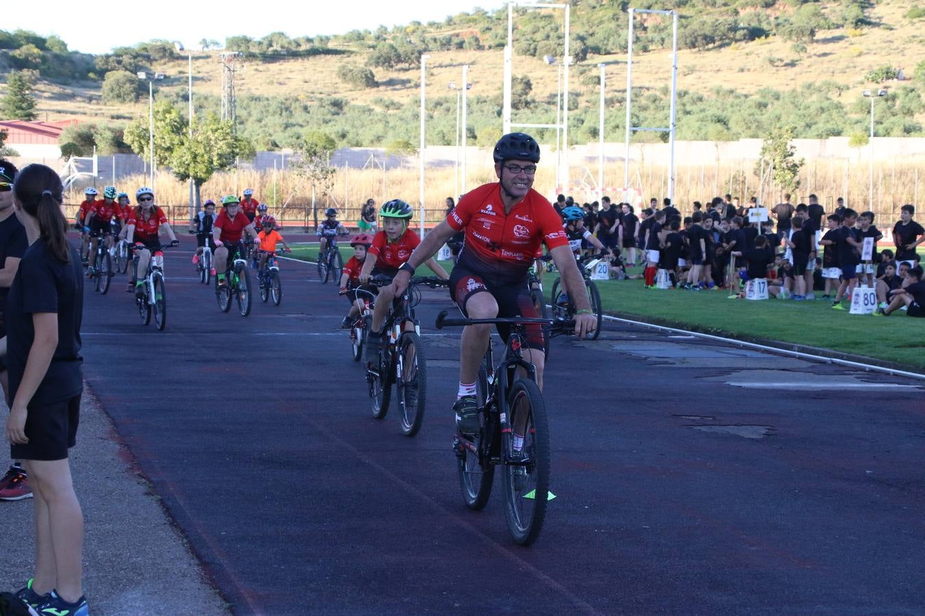 La Ciudad Deportiva 'Manuel Calzado' acogió, ayer, la clausura del curso de la Escuela Municipal de Deportes de Jerez de los Caballeros con un desfile y una exhibición por parte de los alumnos y alumnas. Casi 500 niños y niñas se han formado, este año, en las distintas modalidades deportivas: atletismo, minibasket, baloncesto, ciclismo, fútbol-sala, fútbol 8, judo, kárate, multiaventura, multideporte, pádel, patinaje artístico, tenis y zumba kids.