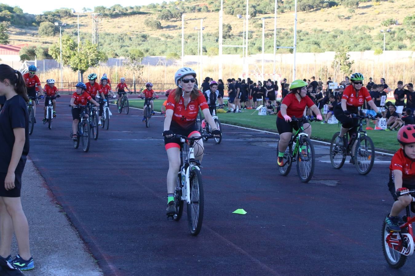 La Ciudad Deportiva 'Manuel Calzado' acogió, ayer, la clausura del curso de la Escuela Municipal de Deportes de Jerez de los Caballeros con un desfile y una exhibición por parte de los alumnos y alumnas. Casi 500 niños y niñas se han formado, este año, en las distintas modalidades deportivas: atletismo, minibasket, baloncesto, ciclismo, fútbol-sala, fútbol 8, judo, kárate, multiaventura, multideporte, pádel, patinaje artístico, tenis y zumba kids.