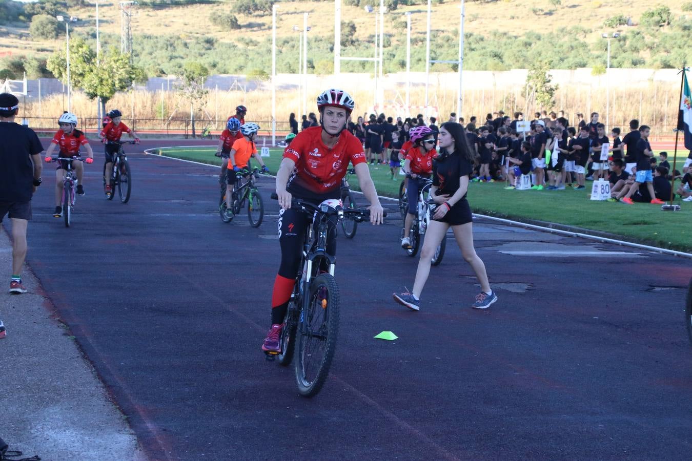 La Ciudad Deportiva 'Manuel Calzado' acogió, ayer, la clausura del curso de la Escuela Municipal de Deportes de Jerez de los Caballeros con un desfile y una exhibición por parte de los alumnos y alumnas. Casi 500 niños y niñas se han formado, este año, en las distintas modalidades deportivas: atletismo, minibasket, baloncesto, ciclismo, fútbol-sala, fútbol 8, judo, kárate, multiaventura, multideporte, pádel, patinaje artístico, tenis y zumba kids.