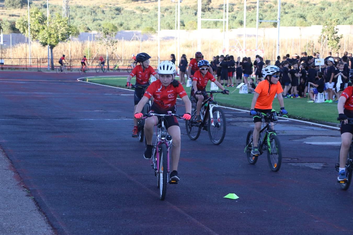 La Ciudad Deportiva 'Manuel Calzado' acogió, ayer, la clausura del curso de la Escuela Municipal de Deportes de Jerez de los Caballeros con un desfile y una exhibición por parte de los alumnos y alumnas. Casi 500 niños y niñas se han formado, este año, en las distintas modalidades deportivas: atletismo, minibasket, baloncesto, ciclismo, fútbol-sala, fútbol 8, judo, kárate, multiaventura, multideporte, pádel, patinaje artístico, tenis y zumba kids.
