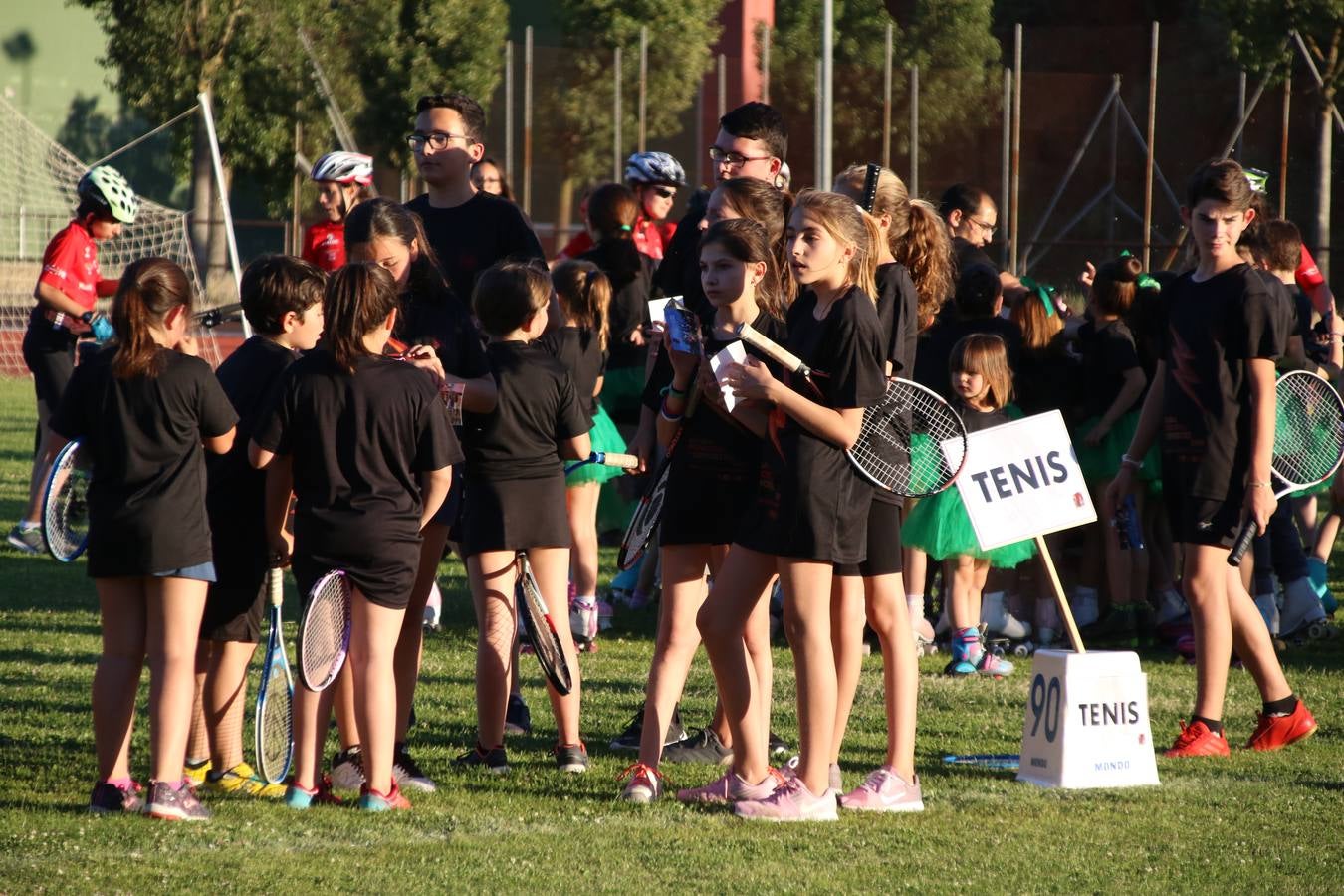 La Ciudad Deportiva 'Manuel Calzado' acogió, ayer, la clausura del curso de la Escuela Municipal de Deportes de Jerez de los Caballeros con un desfile y una exhibición por parte de los alumnos y alumnas. Casi 500 niños y niñas se han formado, este año, en las distintas modalidades deportivas: atletismo, minibasket, baloncesto, ciclismo, fútbol-sala, fútbol 8, judo, kárate, multiaventura, multideporte, pádel, patinaje artístico, tenis y zumba kids.