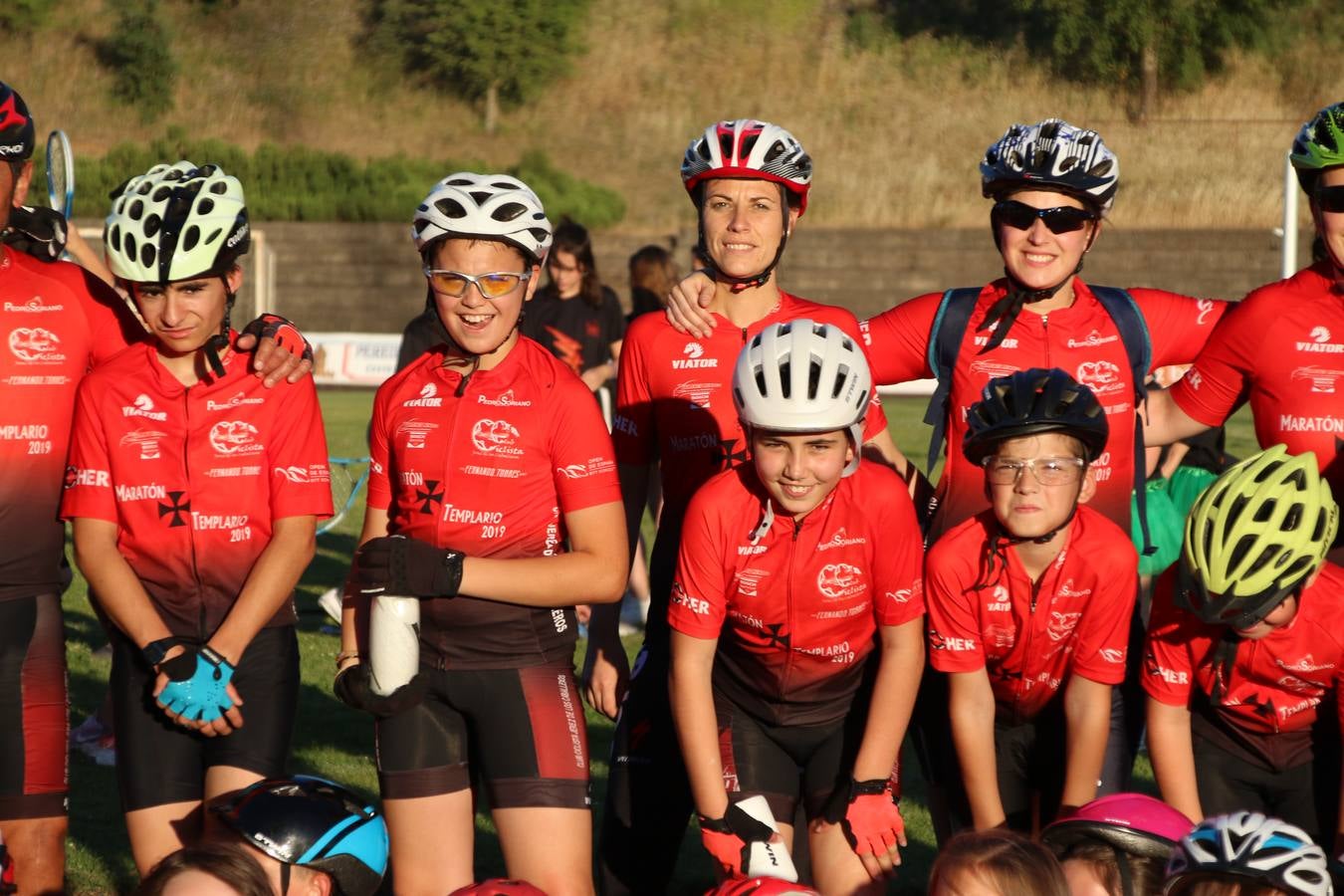 La Ciudad Deportiva 'Manuel Calzado' acogió, ayer, la clausura del curso de la Escuela Municipal de Deportes de Jerez de los Caballeros con un desfile y una exhibición por parte de los alumnos y alumnas. Casi 500 niños y niñas se han formado, este año, en las distintas modalidades deportivas: atletismo, minibasket, baloncesto, ciclismo, fútbol-sala, fútbol 8, judo, kárate, multiaventura, multideporte, pádel, patinaje artístico, tenis y zumba kids.