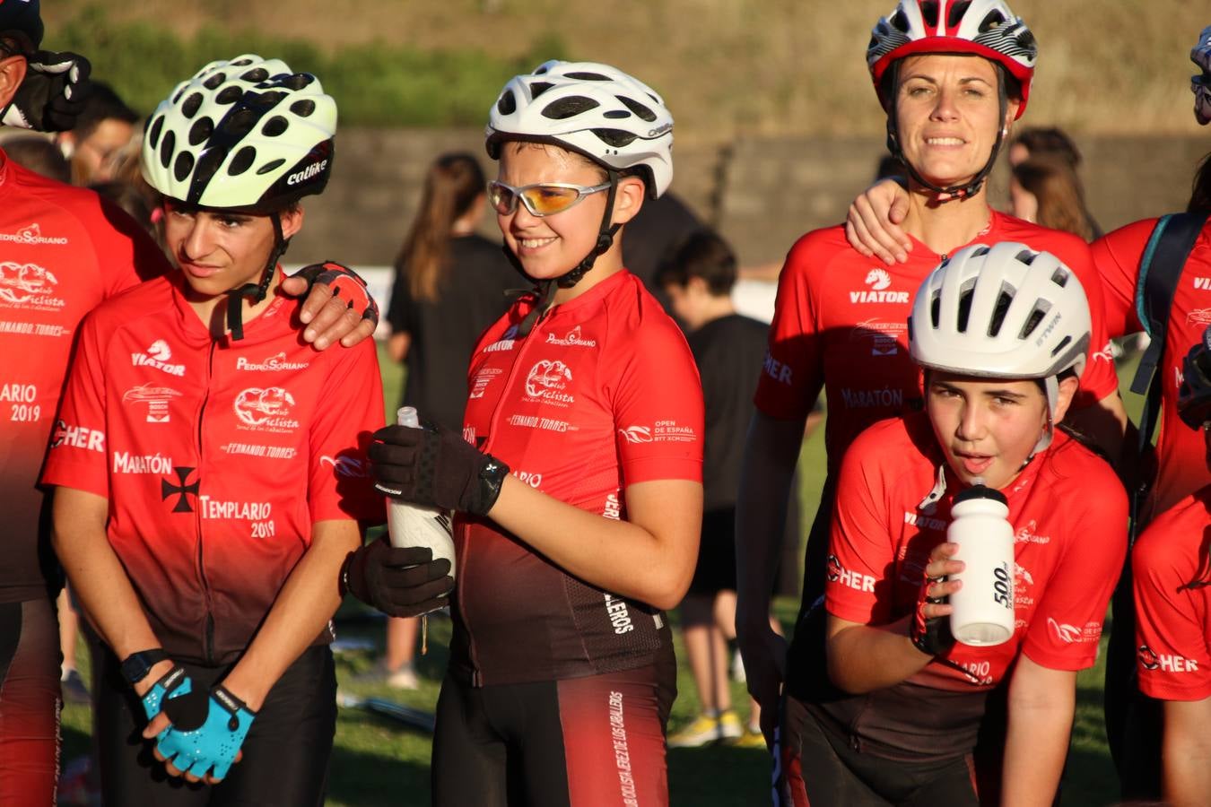 La Ciudad Deportiva 'Manuel Calzado' acogió, ayer, la clausura del curso de la Escuela Municipal de Deportes de Jerez de los Caballeros con un desfile y una exhibición por parte de los alumnos y alumnas. Casi 500 niños y niñas se han formado, este año, en las distintas modalidades deportivas: atletismo, minibasket, baloncesto, ciclismo, fútbol-sala, fútbol 8, judo, kárate, multiaventura, multideporte, pádel, patinaje artístico, tenis y zumba kids.