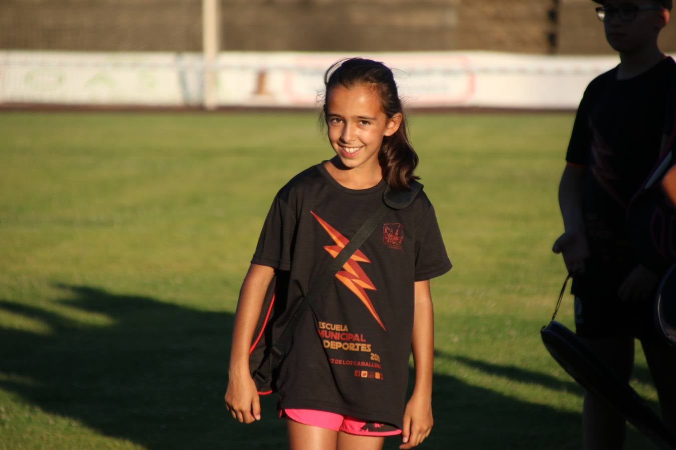 La Ciudad Deportiva 'Manuel Calzado' acogió, ayer, la clausura del curso de la Escuela Municipal de Deportes de Jerez de los Caballeros con un desfile y una exhibición por parte de los alumnos y alumnas. Casi 500 niños y niñas se han formado, este año, en las distintas modalidades deportivas: atletismo, minibasket, baloncesto, ciclismo, fútbol-sala, fútbol 8, judo, kárate, multiaventura, multideporte, pádel, patinaje artístico, tenis y zumba kids.