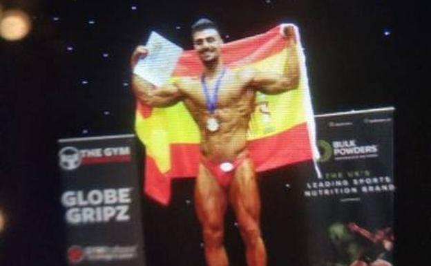 José Antonio Santana con su título de campeón.