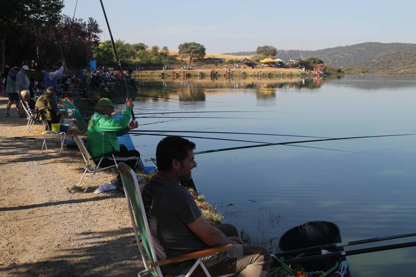 Buen ambiente pero pocas tencas en el 301 aniversario del Concurso tradicional de Pesca 'Charca de la Albuera' que se ha celebrado este domingo 2 de junio en el enclave natural del que toma su nombre. esta cita organizada por la Sociedad de Pesca Balboa. Francisco Pérez Caballo con una captura de 11.380 gramos ha sido el ganador de esta edición. 