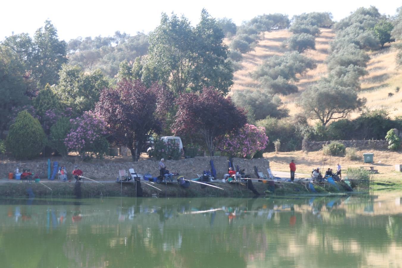 Buen ambiente pero pocas tencas en el 301 aniversario del Concurso tradicional de Pesca 'Charca de la Albuera' que se ha celebrado este domingo 2 de junio en el enclave natural del que toma su nombre. esta cita organizada por la Sociedad de Pesca Balboa. Francisco Pérez Caballo con una captura de 11.380 gramos ha sido el ganador de esta edición. 