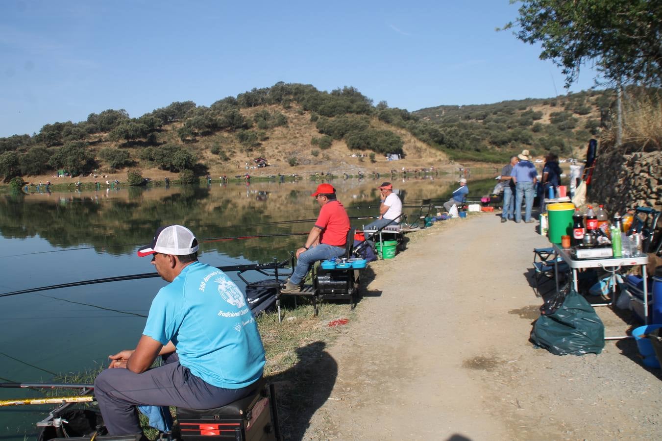 Buen ambiente pero pocas tencas en el 301 aniversario del Concurso tradicional de Pesca 'Charca de la Albuera' que se ha celebrado este domingo 2 de junio en el enclave natural del que toma su nombre. esta cita organizada por la Sociedad de Pesca Balboa. Francisco Pérez Caballo con una captura de 11.380 gramos ha sido el ganador de esta edición. 