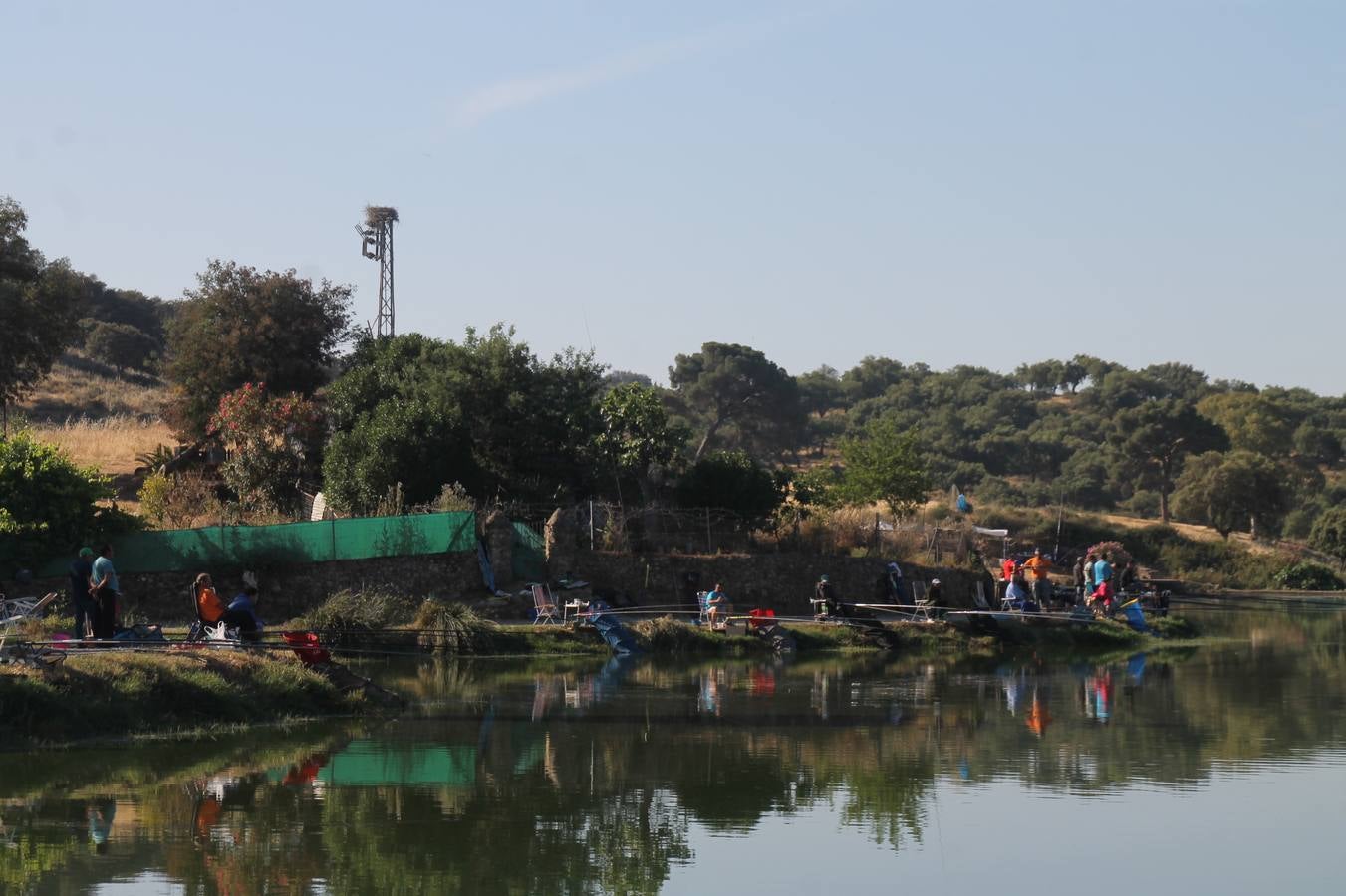 Buen ambiente pero pocas tencas en el 301 aniversario del Concurso tradicional de Pesca 'Charca de la Albuera' que se ha celebrado este domingo 2 de junio en el enclave natural del que toma su nombre. esta cita organizada por la Sociedad de Pesca Balboa. Francisco Pérez Caballo con una captura de 11.380 gramos ha sido el ganador de esta edición. 