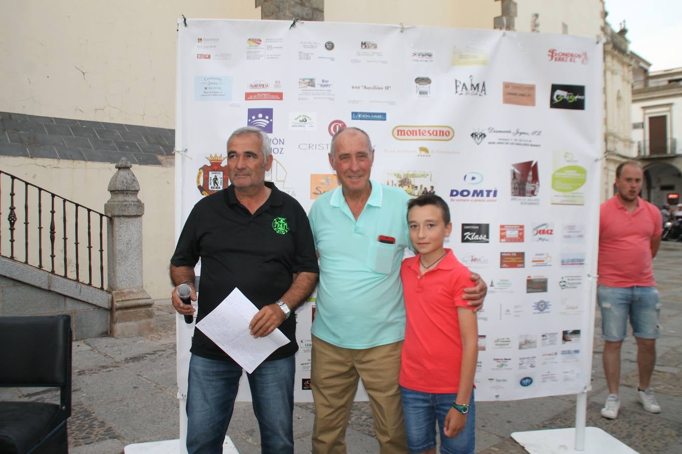 Buen ambiente pero pocas tencas en el 301 aniversario del Concurso tradicional de Pesca 'Charca de la Albuera' que se ha celebrado este domingo 2 de junio en el enclave natural del que toma su nombre. esta cita organizada por la Sociedad de Pesca Balboa. Francisco Pérez Caballo con una captura de 11.380 gramos ha sido el ganador de esta edición. 