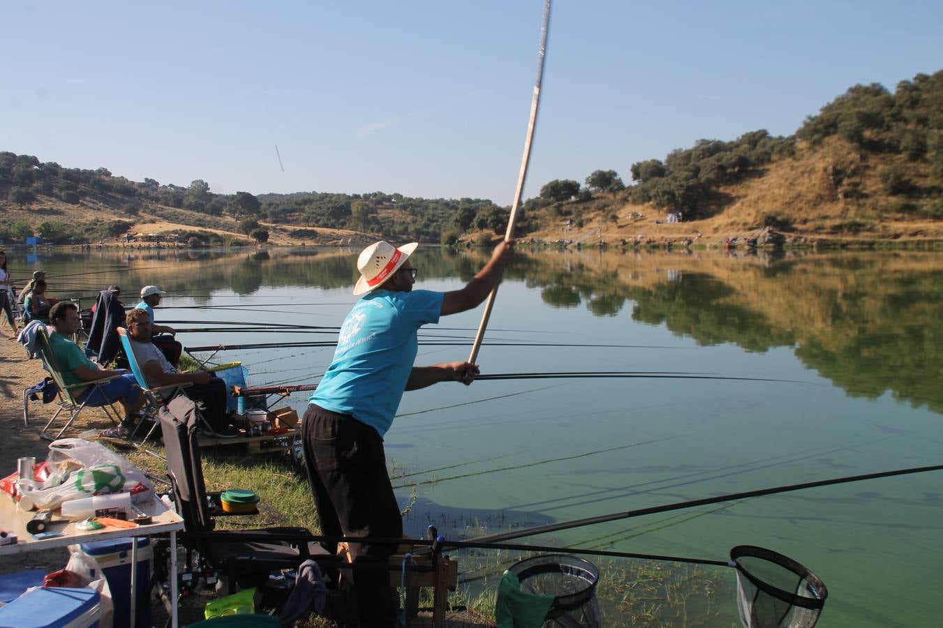 Buen ambiente pero pocas tencas en el 301 aniversario del Concurso tradicional de Pesca 'Charca de la Albuera' que se ha celebrado este domingo 2 de junio en el enclave natural del que toma su nombre. esta cita organizada por la Sociedad de Pesca Balboa. Francisco Pérez Caballo con una captura de 11.380 gramos ha sido el ganador de esta edición. 