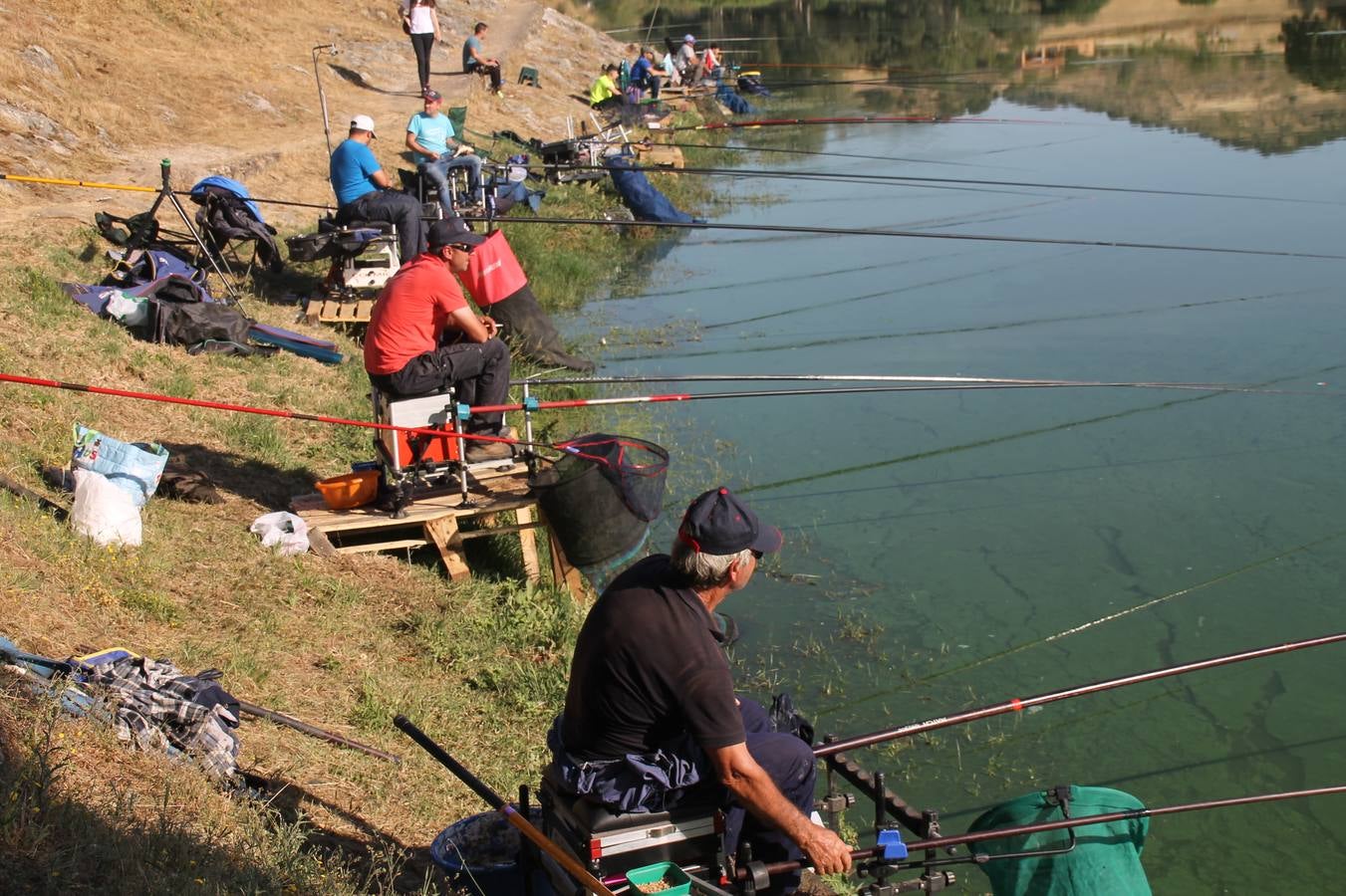 Buen ambiente pero pocas tencas en el 301 aniversario del Concurso tradicional de Pesca 'Charca de la Albuera' que se ha celebrado este domingo 2 de junio en el enclave natural del que toma su nombre. esta cita organizada por la Sociedad de Pesca Balboa. Francisco Pérez Caballo con una captura de 11.380 gramos ha sido el ganador de esta edición. 