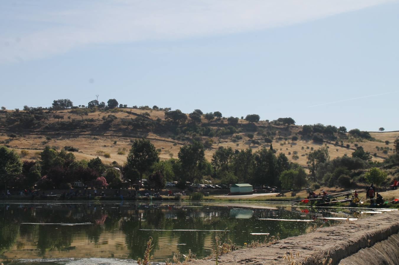 Buen ambiente pero pocas tencas en el 301 aniversario del Concurso tradicional de Pesca 'Charca de la Albuera' que se ha celebrado este domingo 2 de junio en el enclave natural del que toma su nombre. esta cita organizada por la Sociedad de Pesca Balboa. Francisco Pérez Caballo con una captura de 11.380 gramos ha sido el ganador de esta edición. 