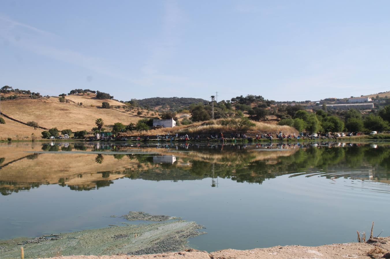 Buen ambiente pero pocas tencas en el 301 aniversario del Concurso tradicional de Pesca 'Charca de la Albuera' que se ha celebrado este domingo 2 de junio en el enclave natural del que toma su nombre. esta cita organizada por la Sociedad de Pesca Balboa. Francisco Pérez Caballo con una captura de 11.380 gramos ha sido el ganador de esta edición. 