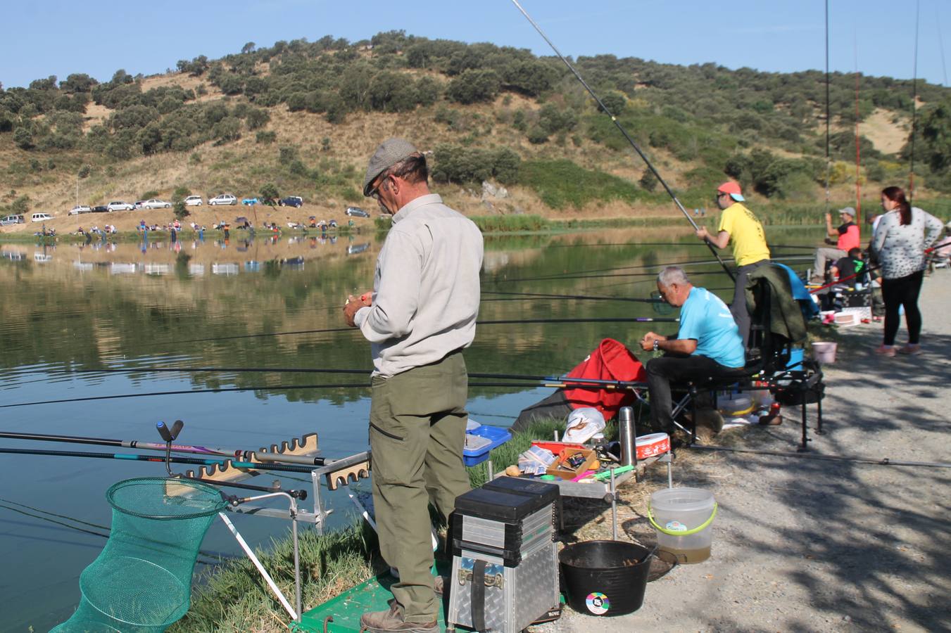 Francisco Pérez Caballo ha sido el ganador, este domingo, del tradicional Concurso de Pesca 'Charca de la Albuera' que este año 2019 ha alcanzado su 301 aniversario. Pérez ha logrado una peso total de captura de tencas de 11'380 kilogramos, casi una proeza teniendo en cuenta la dificultad de la mayoría de los cerca de 200 participantes que se han dado cita en este evento, para pescar la especie protagonista del mismo. José Antonio Flores Matamoros ha sido el segundo clasificado y primero de la zona C con 10`180 kilos de tenca; el tercer puesto y primero de la zona B ha sido para Juan José Sánchez Garrido con un peso de 4`980 kilos y el cuarto y primero de la zona A ha sido Antonio Galván Guerrero con una captura de poco más de 3 kilos de tencas.