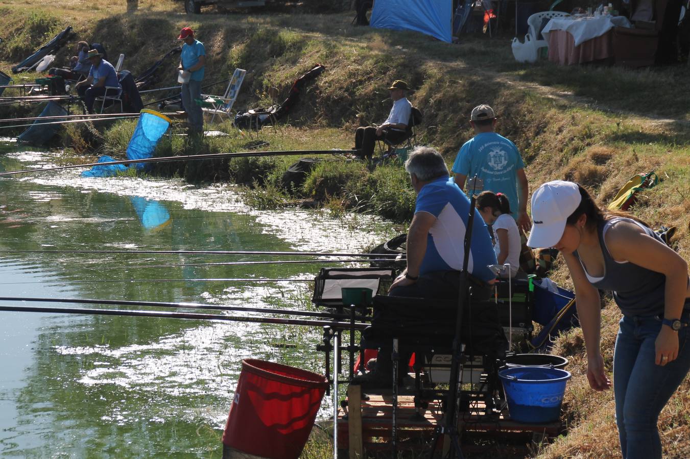 Francisco Pérez Caballo ha sido el ganador, este domingo, del tradicional Concurso de Pesca 'Charca de la Albuera' que este año 2019 ha alcanzado su 301 aniversario. Pérez ha logrado una peso total de captura de tencas de 11'380 kilogramos, casi una proeza teniendo en cuenta la dificultad de la mayoría de los cerca de 200 participantes que se han dado cita en este evento, para pescar la especie protagonista del mismo. José Antonio Flores Matamoros ha sido el segundo clasificado y primero de la zona C con 10`180 kilos de tenca; el tercer puesto y primero de la zona B ha sido para Juan José Sánchez Garrido con un peso de 4`980 kilos y el cuarto y primero de la zona A ha sido Antonio Galván Guerrero con una captura de poco más de 3 kilos de tencas.