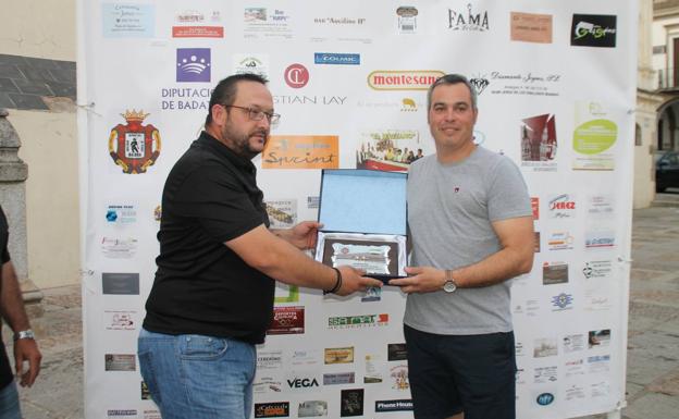Francisco Pérez Caballo (a la derecha) recogiendo el premio como ganador de este 301 aniversario del Concurso Charca de la Albuera.