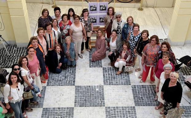 Mujeres integrantes de la Asociación 'Felisa Tanco', hoy en la apertura de la muestra en la Diputación.
