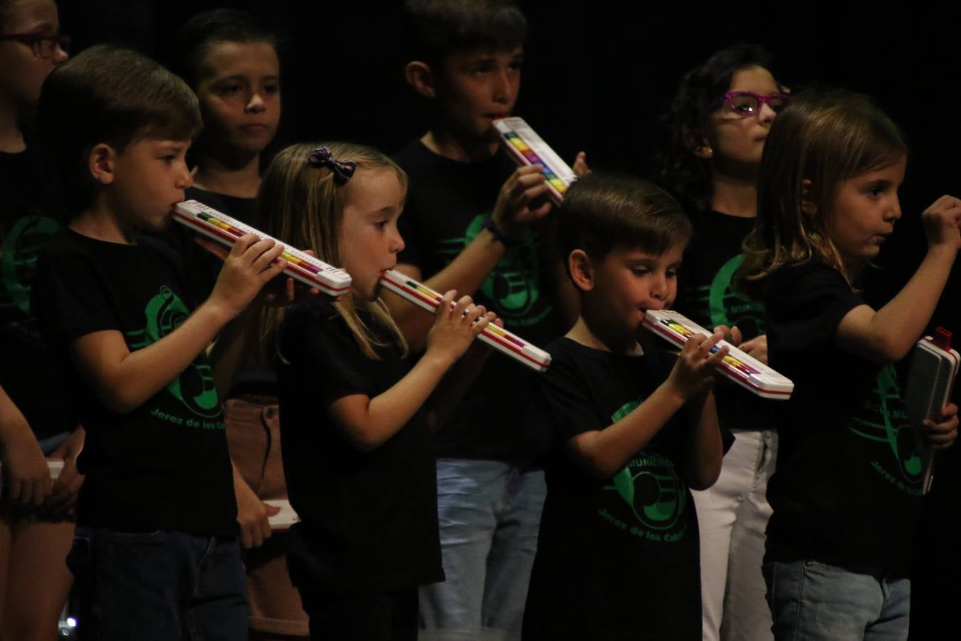 El Cine-teatro Balboa acogió, ayer, el concierto de clausura del curso 2018/2019 de la Escuela Municipal de Música de Jerez de los Caballeros. En esta cita, los alumnos y alumnas participantes ofrecieron una muestra de los conocimientos adquiridos durante el curso y su evolución a lo largo del mismo en las distintas modalidades impartidas. En este curso, han sido 113 los alumnos y alumnas que se han formado en la citada Escuela y cinco los profesores que han impartido las diferentes asignaturas: David Carrasco, Carlos Álvarez, Sergio Carrasco, Cristian Ivasr y Mª Asunción Pérez.