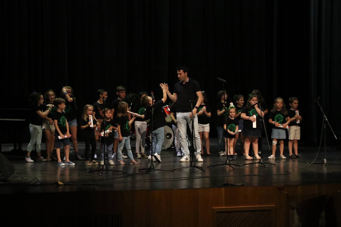 El Cine-teatro Balboa acogió, ayer, el concierto de clausura del curso 2018/2019 de la Escuela Municipal de Música de Jerez de los Caballeros. En esta cita, los alumnos y alumnas participantes ofrecieron una muestra de los conocimientos adquiridos durante el curso y su evolución a lo largo del mismo en las distintas modalidades impartidas. En este curso, han sido 113 los alumnos y alumnas que se han formado en la citada Escuela y cinco los profesores que han impartido las diferentes asignaturas: David Carrasco, Carlos Álvarez, Sergio Carrasco, Cristian Ivasr y Mª Asunción Pérez.