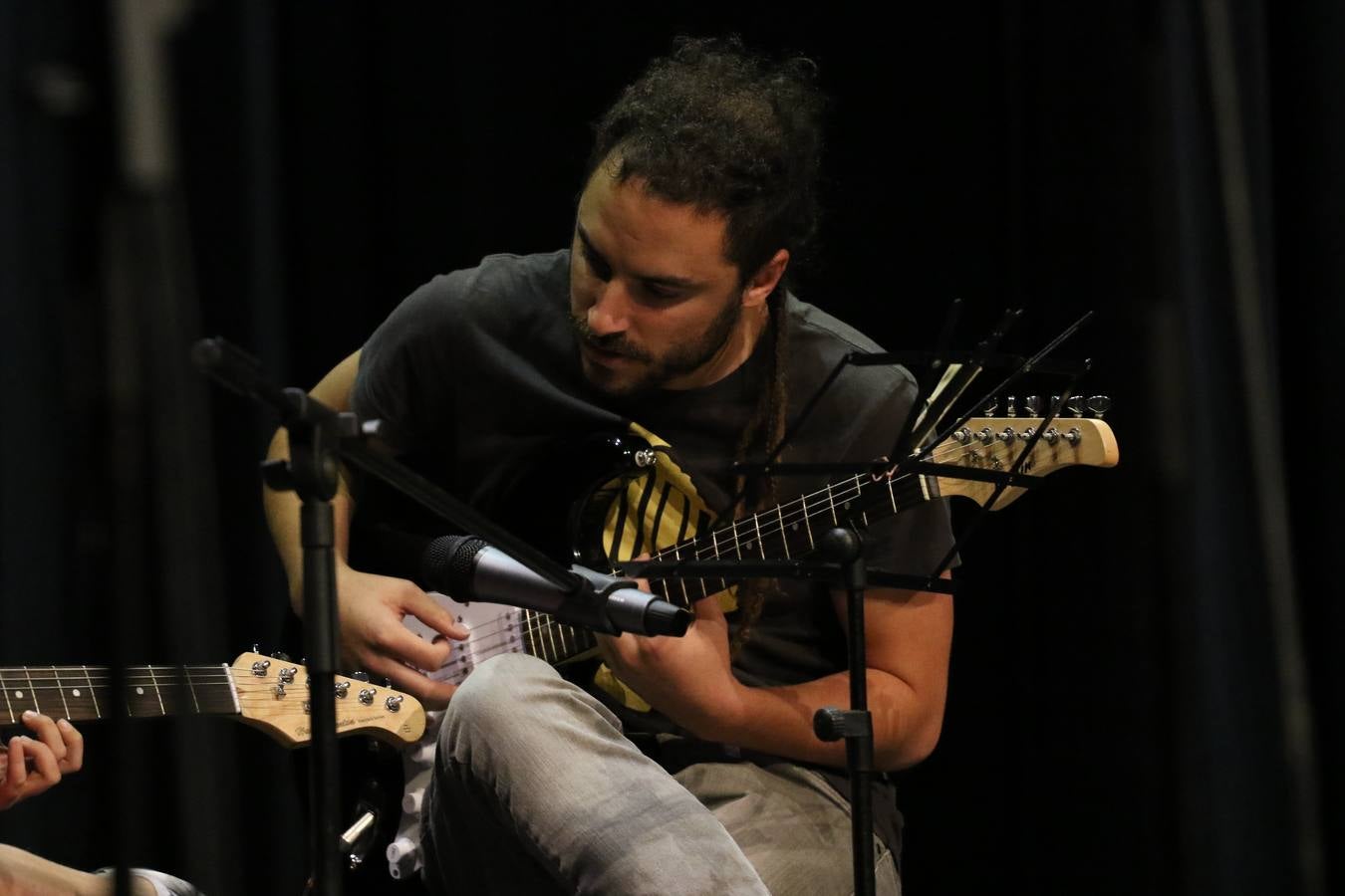 El Cine-teatro Balboa acogió, ayer, el concierto de clausura del curso 2018/2019 de la Escuela Municipal de Música de Jerez de los Caballeros. En esta cita, los alumnos y alumnas participantes ofrecieron una muestra de los conocimientos adquiridos durante el curso y su evolución a lo largo del mismo en las distintas modalidades impartidas. En este curso, han sido 113 los alumnos y alumnas que se han formado en la citada Escuela y cinco los profesores que han impartido las diferentes asignaturas: David Carrasco, Carlos Álvarez, Sergio Carrasco, Cristian Ivasr y Mª Asunción Pérez.