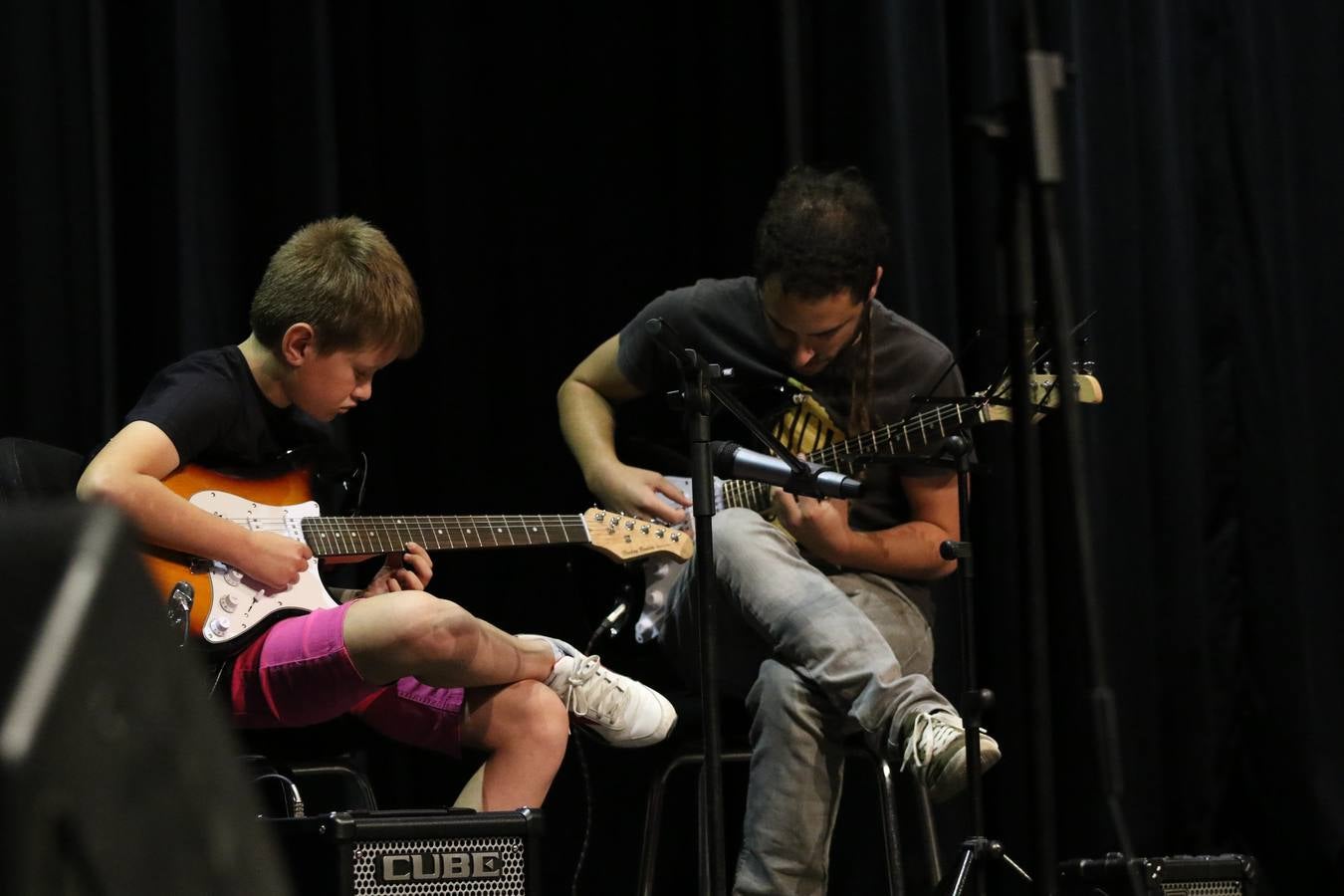 El Cine-teatro Balboa acogió, ayer, el concierto de clausura del curso 2018/2019 de la Escuela Municipal de Música de Jerez de los Caballeros. En esta cita, los alumnos y alumnas participantes ofrecieron una muestra de los conocimientos adquiridos durante el curso y su evolución a lo largo del mismo en las distintas modalidades impartidas. En este curso, han sido 113 los alumnos y alumnas que se han formado en la citada Escuela y cinco los profesores que han impartido las diferentes asignaturas: David Carrasco, Carlos Álvarez, Sergio Carrasco, Cristian Ivasr y Mª Asunción Pérez.