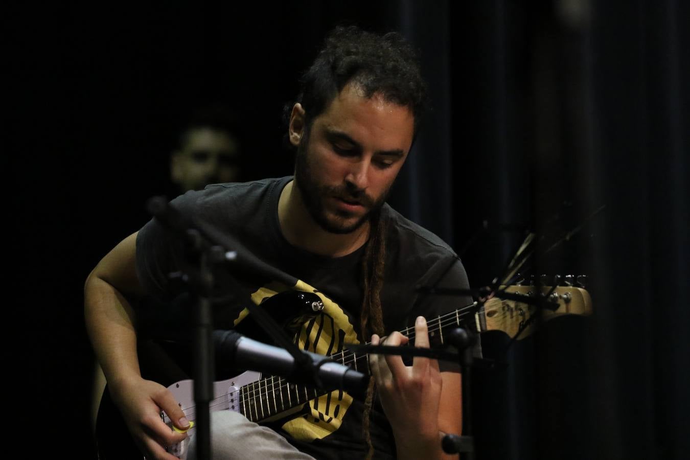 El Cine-teatro Balboa acogió, ayer, el concierto de clausura del curso 2018/2019 de la Escuela Municipal de Música de Jerez de los Caballeros. En esta cita, los alumnos y alumnas participantes ofrecieron una muestra de los conocimientos adquiridos durante el curso y su evolución a lo largo del mismo en las distintas modalidades impartidas. En este curso, han sido 113 los alumnos y alumnas que se han formado en la citada Escuela y cinco los profesores que han impartido las diferentes asignaturas: David Carrasco, Carlos Álvarez, Sergio Carrasco, Cristian Ivasr y Mª Asunción Pérez.