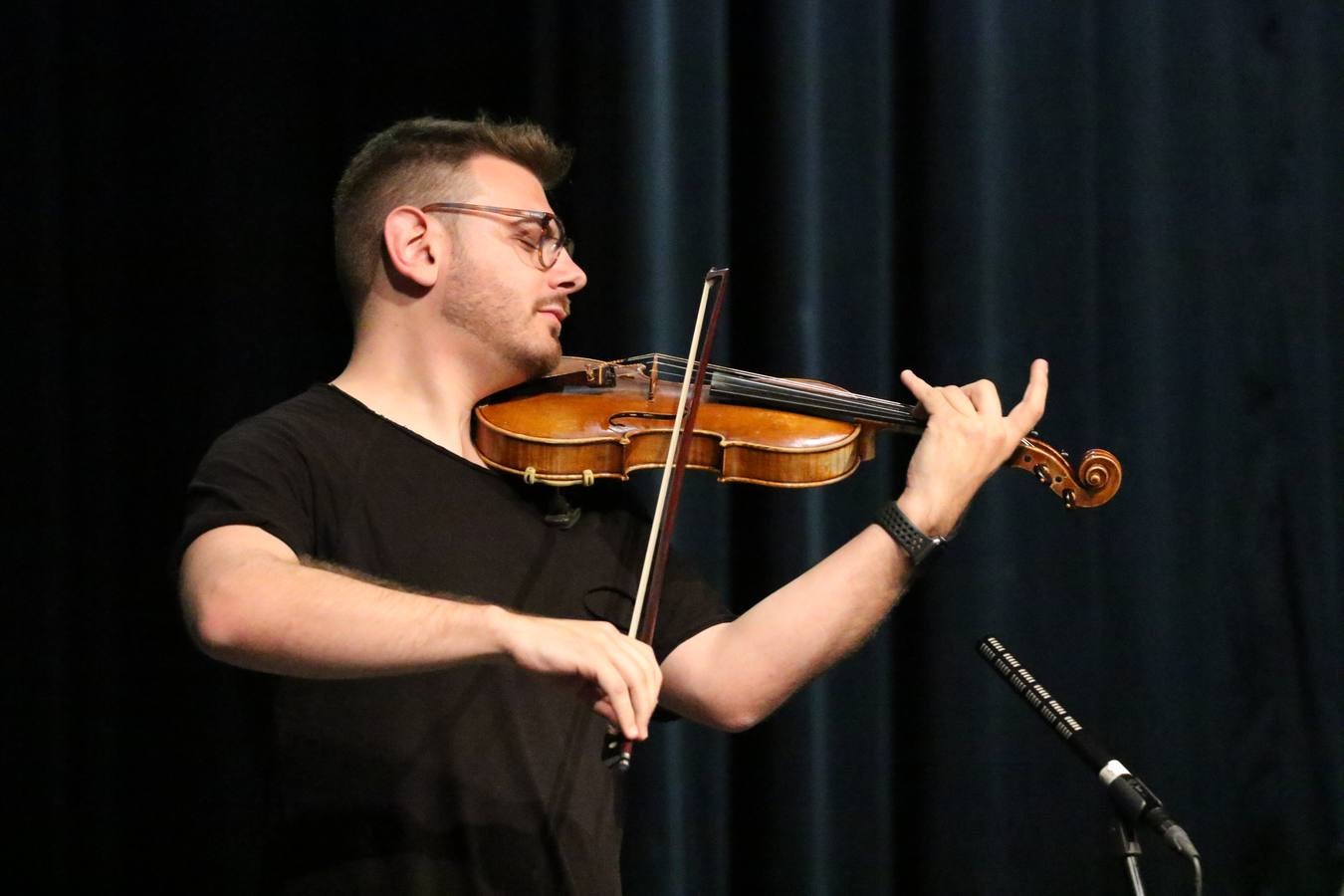 El Cine-teatro Balboa acogió, ayer, el concierto de clausura del curso 2018/2019 de la Escuela Municipal de Música de Jerez de los Caballeros. En esta cita, los alumnos y alumnas participantes ofrecieron una muestra de los conocimientos adquiridos durante el curso y su evolución a lo largo del mismo en las distintas modalidades impartidas. En este curso, han sido 113 los alumnos y alumnas que se han formado en la citada Escuela y cinco los profesores que han impartido las diferentes asignaturas: David Carrasco, Carlos Álvarez, Sergio Carrasco, Cristian Ivasr y Mª Asunción Pérez.