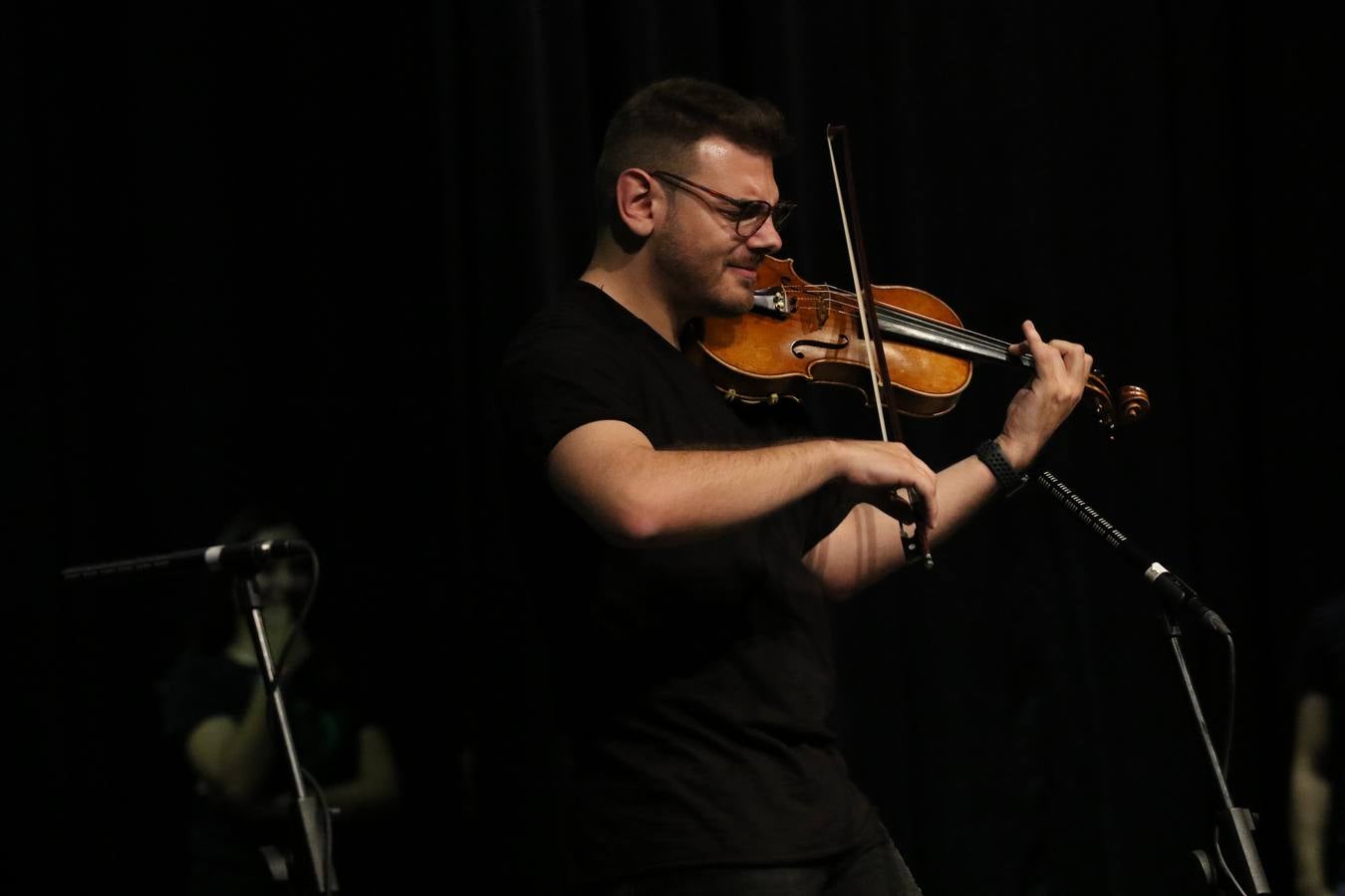 El Cine-teatro Balboa acogió, ayer, el concierto de clausura del curso 2018/2019 de la Escuela Municipal de Música de Jerez de los Caballeros. En esta cita, los alumnos y alumnas participantes ofrecieron una muestra de los conocimientos adquiridos durante el curso y su evolución a lo largo del mismo en las distintas modalidades impartidas. En este curso, han sido 113 los alumnos y alumnas que se han formado en la citada Escuela y cinco los profesores que han impartido las diferentes asignaturas: David Carrasco, Carlos Álvarez, Sergio Carrasco, Cristian Ivasr y Mª Asunción Pérez.