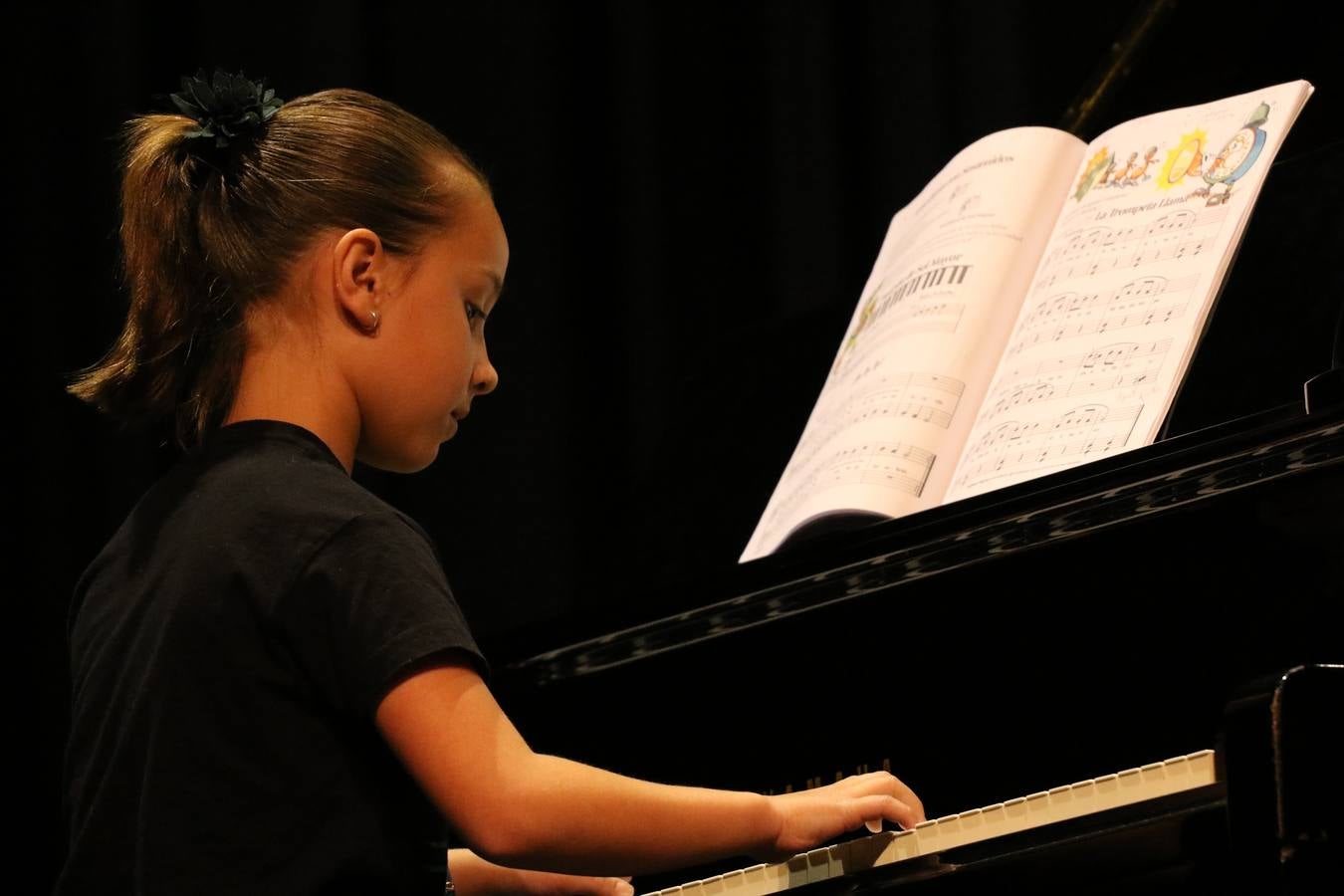 El Cine-teatro Balboa acogió, ayer, el concierto de clausura del curso 2018/2019 de la Escuela Municipal de Música de Jerez de los Caballeros. En esta cita, los alumnos y alumnas participantes ofrecieron una muestra de los conocimientos adquiridos durante el curso y su evolución a lo largo del mismo en las distintas modalidades impartidas. En este curso, han sido 113 los alumnos y alumnas que se han formado en la citada Escuela y cinco los profesores que han impartido las diferentes asignaturas: David Carrasco, Carlos Álvarez, Sergio Carrasco, Cristian Ivasr y Mª Asunción Pérez.