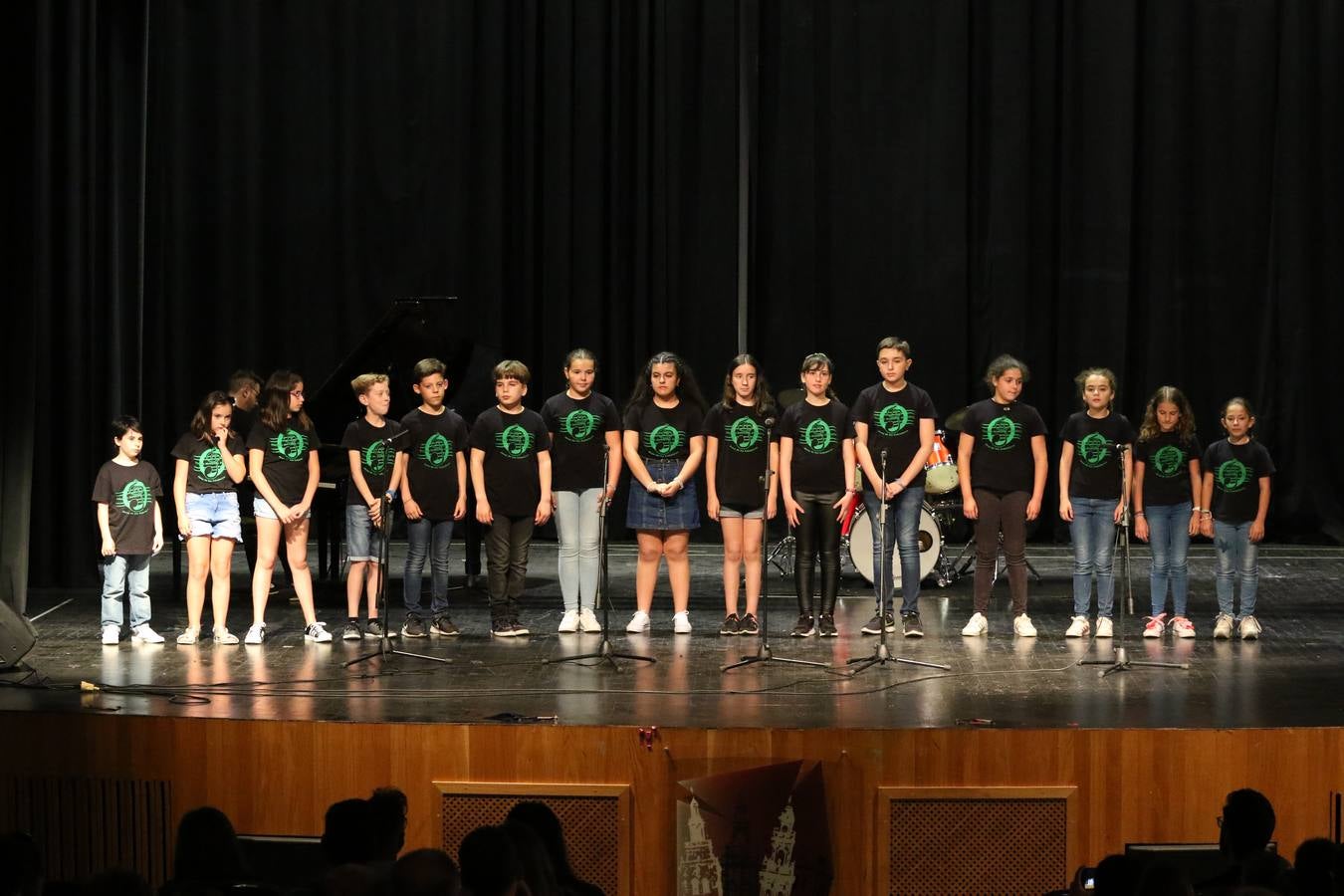 El Cine-teatro Balboa acogió, ayer, el concierto de clausura del curso 2018/2019 de la Escuela Municipal de Música de Jerez de los Caballeros. En esta cita, los alumnos y alumnas participantes ofrecieron una muestra de los conocimientos adquiridos durante el curso y su evolución a lo largo del mismo en las distintas modalidades impartidas. En este curso, han sido 113 los alumnos y alumnas que se han formado en la citada Escuela y cinco los profesores que han impartido las diferentes asignaturas: David Carrasco, Carlos Álvarez, Sergio Carrasco, Cristian Ivasr y Mª Asunción Pérez.