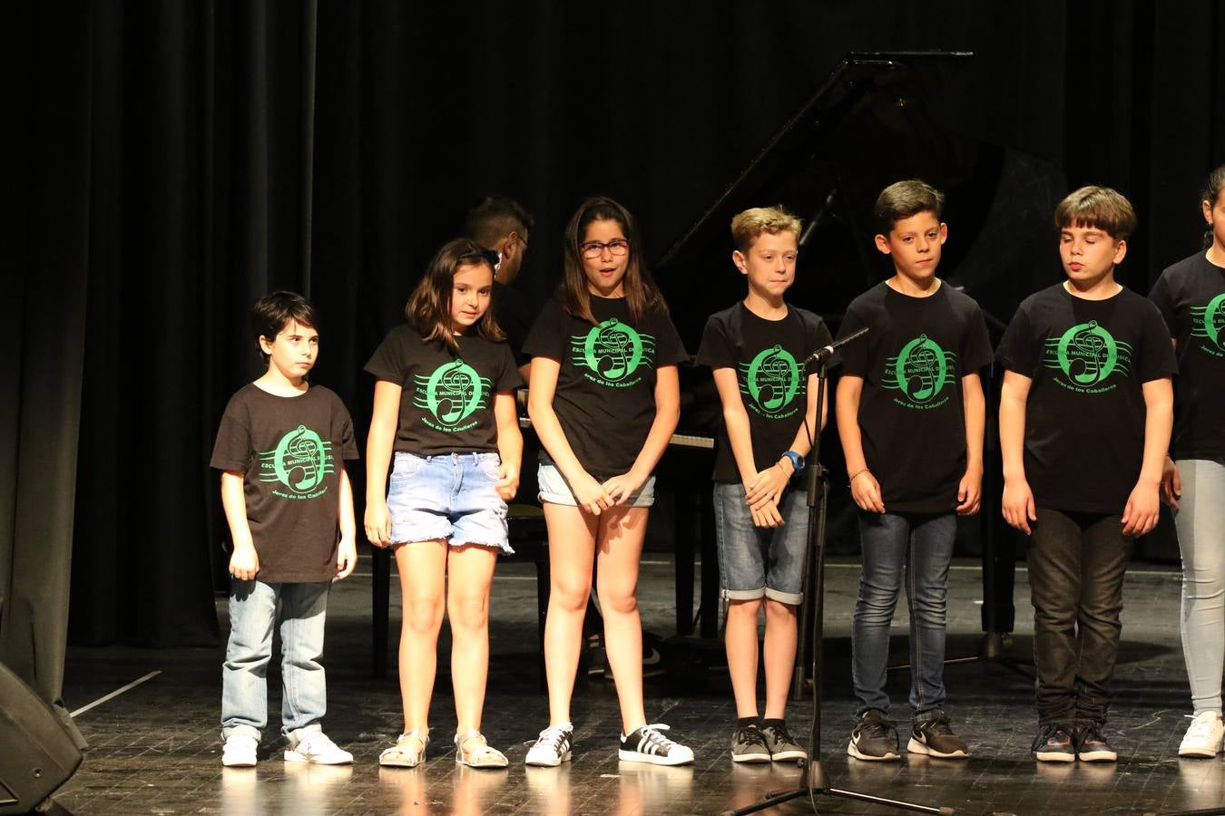 El Cine-teatro Balboa acogió, ayer, el concierto de clausura del curso 2018/2019 de la Escuela Municipal de Música de Jerez de los Caballeros. En esta cita, los alumnos y alumnas participantes ofrecieron una muestra de los conocimientos adquiridos durante el curso y su evolución a lo largo del mismo en las distintas modalidades impartidas. En este curso, han sido 113 los alumnos y alumnas que se han formado en la citada Escuela y cinco los profesores que han impartido las diferentes asignaturas: David Carrasco, Carlos Álvarez, Sergio Carrasco, Cristian Ivasr y Mª Asunción Pérez.