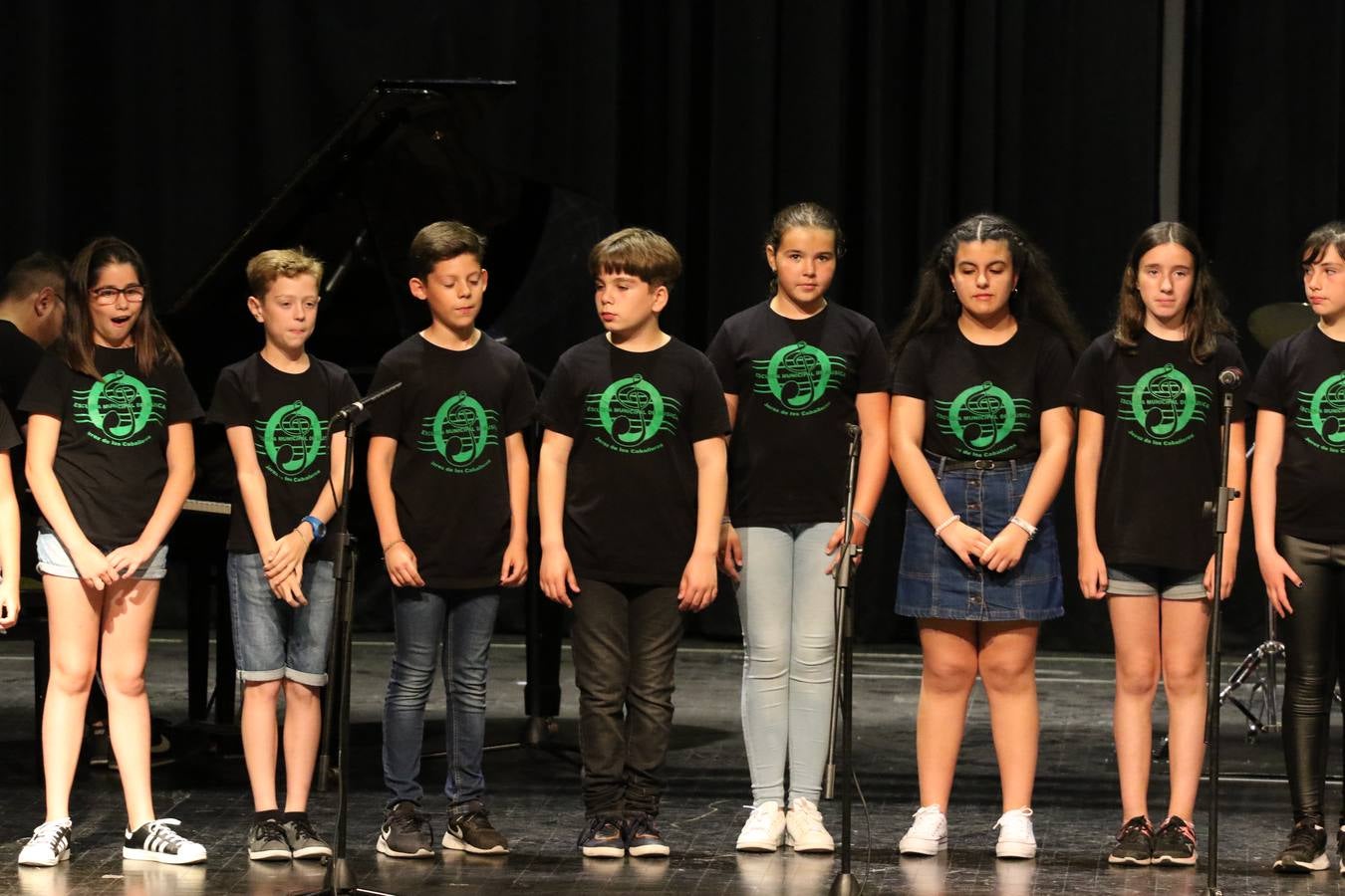 El Cine-teatro Balboa acogió, ayer, el concierto de clausura del curso 2018/2019 de la Escuela Municipal de Música de Jerez de los Caballeros. En esta cita, los alumnos y alumnas participantes ofrecieron una muestra de los conocimientos adquiridos durante el curso y su evolución a lo largo del mismo en las distintas modalidades impartidas. En este curso, han sido 113 los alumnos y alumnas que se han formado en la citada Escuela y cinco los profesores que han impartido las diferentes asignaturas: David Carrasco, Carlos Álvarez, Sergio Carrasco, Cristian Ivasr y Mª Asunción Pérez.