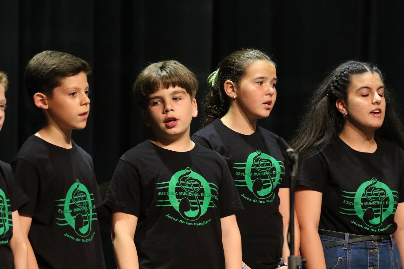 El Cine-teatro Balboa acogió, ayer, el concierto de clausura del curso 2018/2019 de la Escuela Municipal de Música de Jerez de los Caballeros. En esta cita, los alumnos y alumnas participantes ofrecieron una muestra de los conocimientos adquiridos durante el curso y su evolución a lo largo del mismo en las distintas modalidades impartidas. En este curso, han sido 113 los alumnos y alumnas que se han formado en la citada Escuela y cinco los profesores que han impartido las diferentes asignaturas: David Carrasco, Carlos Álvarez, Sergio Carrasco, Cristian Ivasr y Mª Asunción Pérez.