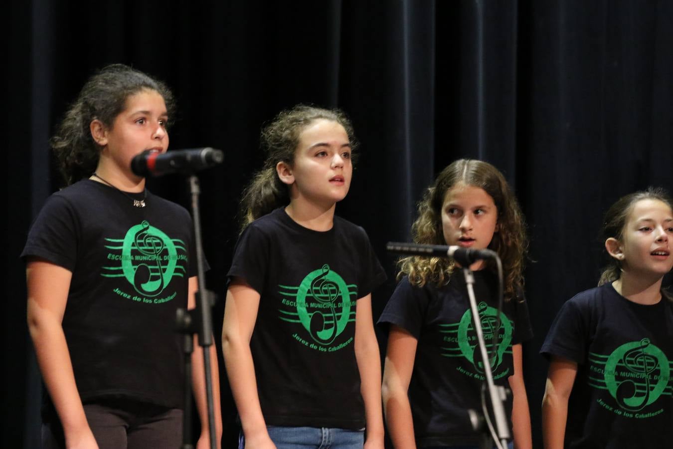 El Cine-teatro Balboa acogió, ayer, el concierto de clausura del curso 2018/2019 de la Escuela Municipal de Música de Jerez de los Caballeros. En esta cita, los alumnos y alumnas participantes ofrecieron una muestra de los conocimientos adquiridos durante el curso y su evolución a lo largo del mismo en las distintas modalidades impartidas. En este curso, han sido 113 los alumnos y alumnas que se han formado en la citada Escuela y cinco los profesores que han impartido las diferentes asignaturas: David Carrasco, Carlos Álvarez, Sergio Carrasco, Cristian Ivasr y Mª Asunción Pérez.