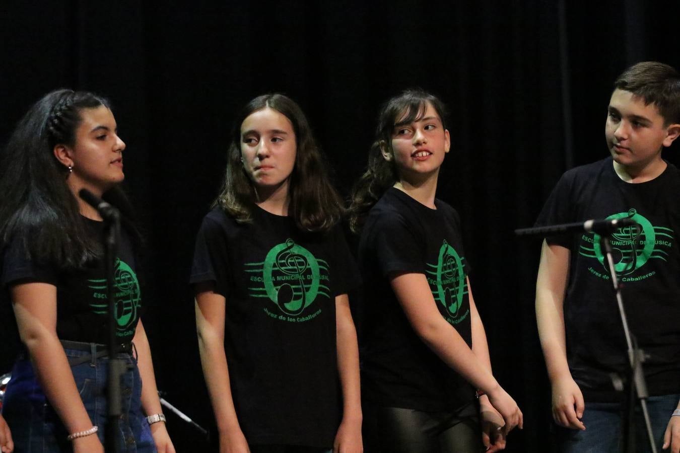 El Cine-teatro Balboa acogió, ayer, el concierto de clausura del curso 2018/2019 de la Escuela Municipal de Música de Jerez de los Caballeros. En esta cita, los alumnos y alumnas participantes ofrecieron una muestra de los conocimientos adquiridos durante el curso y su evolución a lo largo del mismo en las distintas modalidades impartidas. En este curso, han sido 113 los alumnos y alumnas que se han formado en la citada Escuela y cinco los profesores que han impartido las diferentes asignaturas: David Carrasco, Carlos Álvarez, Sergio Carrasco, Cristian Ivasr y Mª Asunción Pérez.