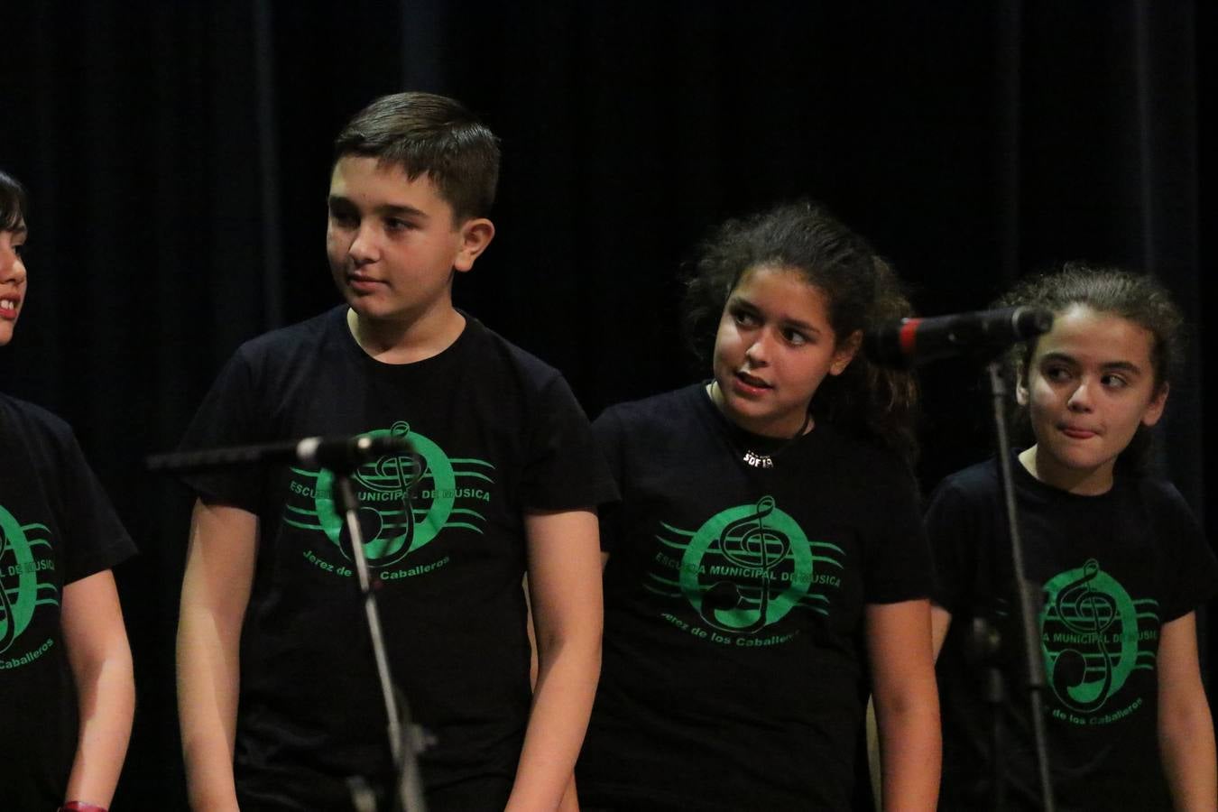 El Cine-teatro Balboa acogió, ayer, el concierto de clausura del curso 2018/2019 de la Escuela Municipal de Música de Jerez de los Caballeros. En esta cita, los alumnos y alumnas participantes ofrecieron una muestra de los conocimientos adquiridos durante el curso y su evolución a lo largo del mismo en las distintas modalidades impartidas. En este curso, han sido 113 los alumnos y alumnas que se han formado en la citada Escuela y cinco los profesores que han impartido las diferentes asignaturas: David Carrasco, Carlos Álvarez, Sergio Carrasco, Cristian Ivasr y Mª Asunción Pérez.