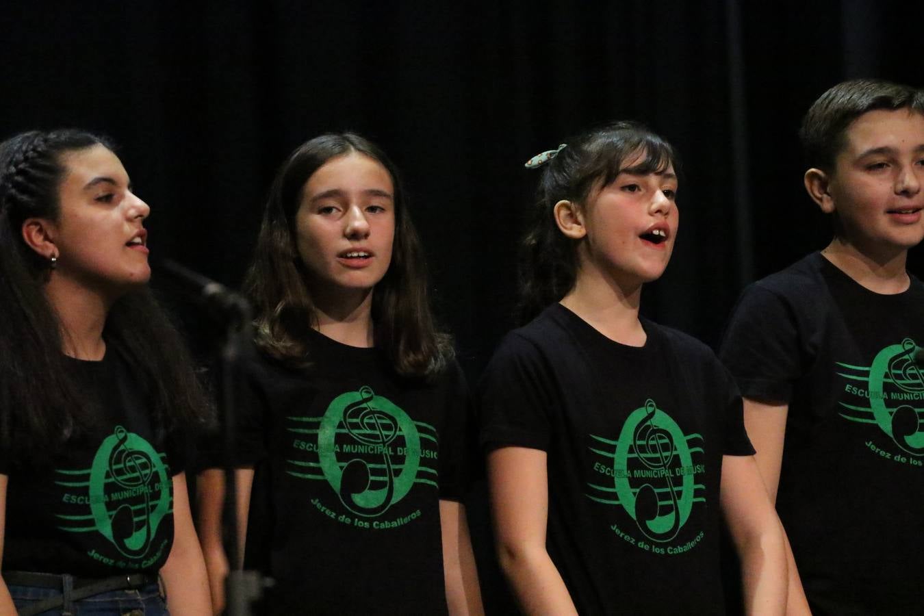El Cine-teatro Balboa acogió, ayer, el concierto de clausura del curso 2018/2019 de la Escuela Municipal de Música de Jerez de los Caballeros. En esta cita, los alumnos y alumnas participantes ofrecieron una muestra de los conocimientos adquiridos durante el curso y su evolución a lo largo del mismo en las distintas modalidades impartidas. En este curso, han sido 113 los alumnos y alumnas que se han formado en la citada Escuela y cinco los profesores que han impartido las diferentes asignaturas: David Carrasco, Carlos Álvarez, Sergio Carrasco, Cristian Ivasr y Mª Asunción Pérez.