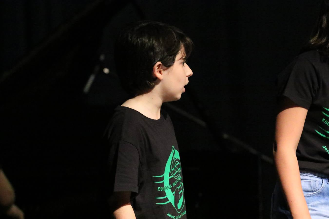 El Cine-teatro Balboa acogió, ayer, el concierto de clausura del curso 2018/2019 de la Escuela Municipal de Música de Jerez de los Caballeros. En esta cita, los alumnos y alumnas participantes ofrecieron una muestra de los conocimientos adquiridos durante el curso y su evolución a lo largo del mismo en las distintas modalidades impartidas. En este curso, han sido 113 los alumnos y alumnas que se han formado en la citada Escuela y cinco los profesores que han impartido las diferentes asignaturas: David Carrasco, Carlos Álvarez, Sergio Carrasco, Cristian Ivasr y Mª Asunción Pérez.