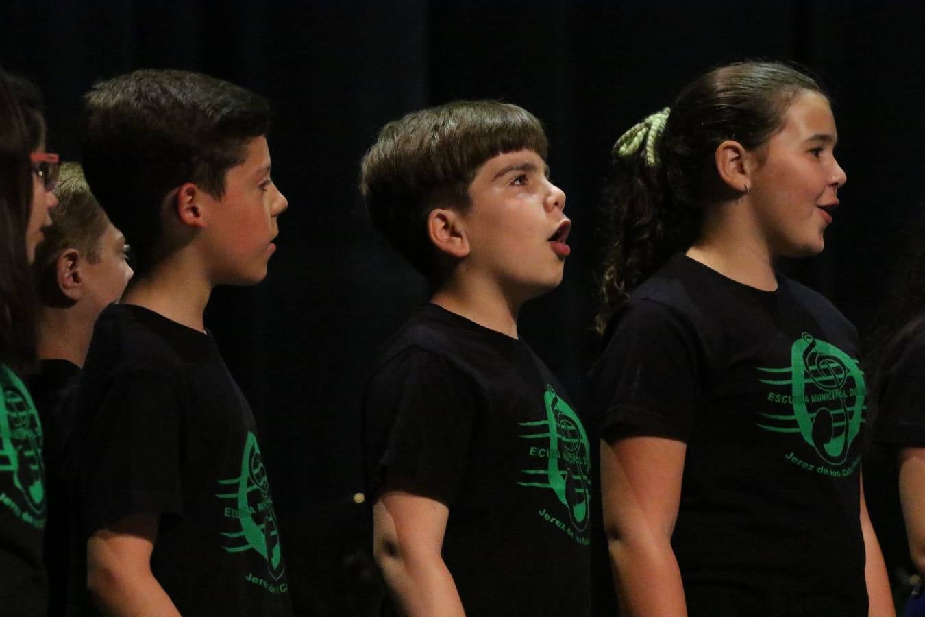 El Cine-teatro Balboa acogió, ayer, el concierto de clausura del curso 2018/2019 de la Escuela Municipal de Música de Jerez de los Caballeros. En esta cita, los alumnos y alumnas participantes ofrecieron una muestra de los conocimientos adquiridos durante el curso y su evolución a lo largo del mismo en las distintas modalidades impartidas. En este curso, han sido 113 los alumnos y alumnas que se han formado en la citada Escuela y cinco los profesores que han impartido las diferentes asignaturas: David Carrasco, Carlos Álvarez, Sergio Carrasco, Cristian Ivasr y Mª Asunción Pérez.
