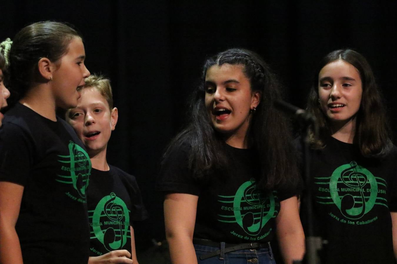El Cine-teatro Balboa acogió, ayer, el concierto de clausura del curso 2018/2019 de la Escuela Municipal de Música de Jerez de los Caballeros. En esta cita, los alumnos y alumnas participantes ofrecieron una muestra de los conocimientos adquiridos durante el curso y su evolución a lo largo del mismo en las distintas modalidades impartidas. En este curso, han sido 113 los alumnos y alumnas que se han formado en la citada Escuela y cinco los profesores que han impartido las diferentes asignaturas: David Carrasco, Carlos Álvarez, Sergio Carrasco, Cristian Ivasr y Mª Asunción Pérez.