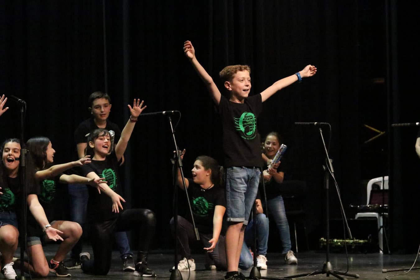 El Cine-teatro Balboa acogió, ayer, el concierto de clausura del curso 2018/2019 de la Escuela Municipal de Música de Jerez de los Caballeros. En esta cita, los alumnos y alumnas participantes ofrecieron una muestra de los conocimientos adquiridos durante el curso y su evolución a lo largo del mismo en las distintas modalidades impartidas. En este curso, han sido 113 los alumnos y alumnas que se han formado en la citada Escuela y cinco los profesores que han impartido las diferentes asignaturas: David Carrasco, Carlos Álvarez, Sergio Carrasco, Cristian Ivasr y Mª Asunción Pérez.