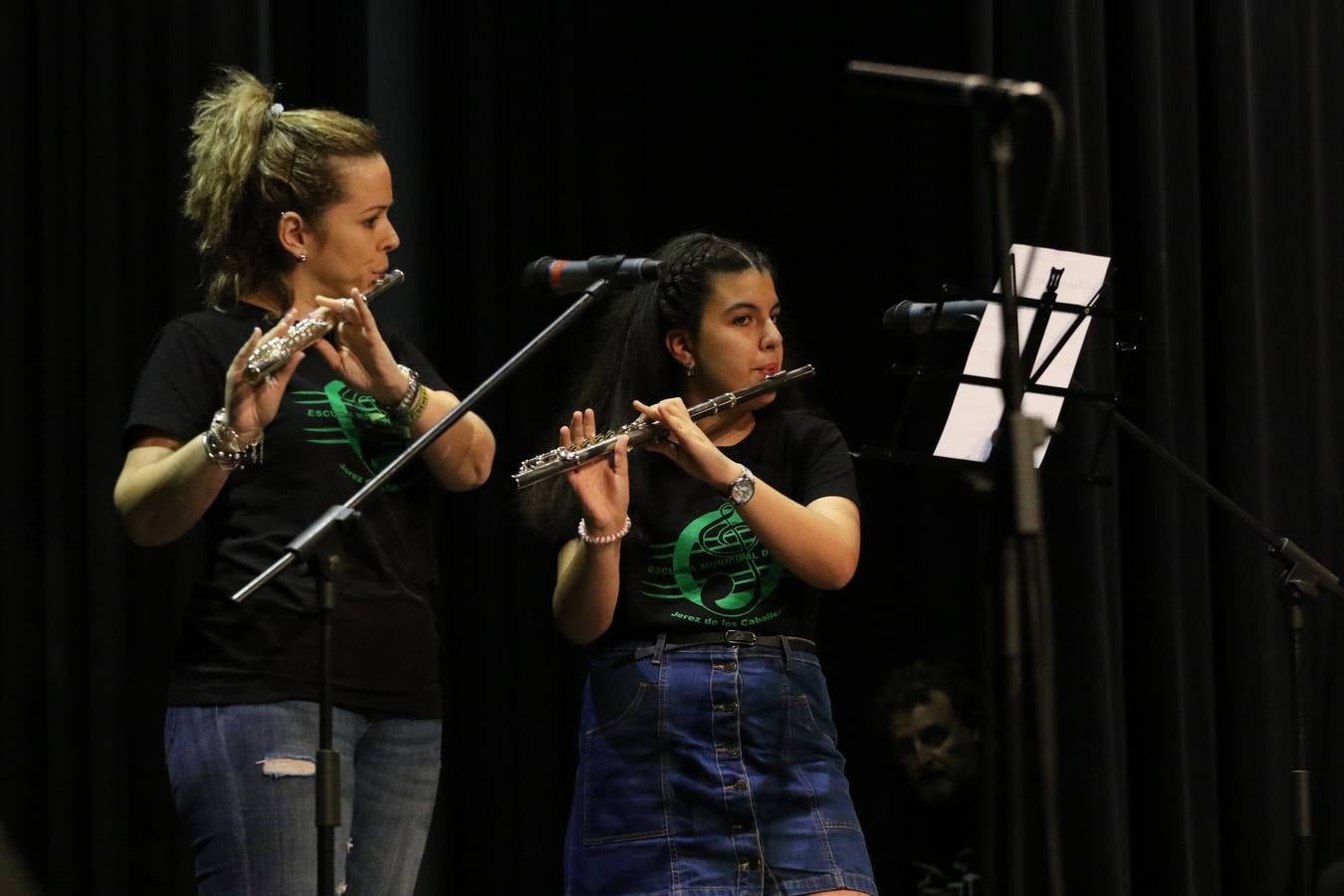 El Cine-teatro Balboa acogió, ayer, el concierto de clausura del curso 2018/2019 de la Escuela Municipal de Música de Jerez de los Caballeros. En esta cita, los alumnos y alumnas participantes ofrecieron una muestra de los conocimientos adquiridos durante el curso y su evolución a lo largo del mismo en las distintas modalidades impartidas. En este curso, han sido 113 los alumnos y alumnas que se han formado en la citada Escuela y cinco los profesores que han impartido las diferentes asignaturas: David Carrasco, Carlos Álvarez, Sergio Carrasco, Cristian Ivasr y Mª Asunción Pérez.