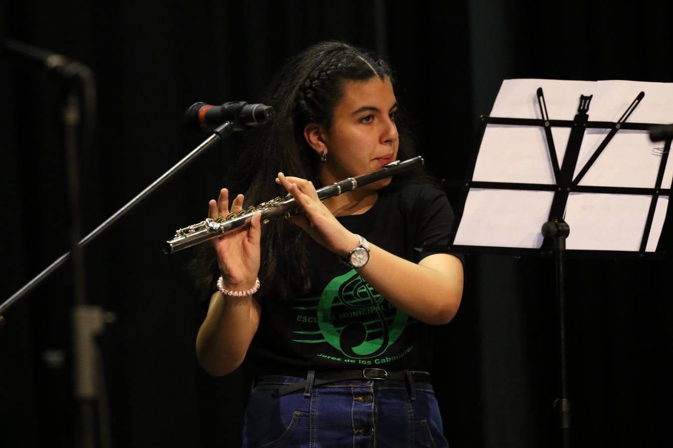 El Cine-teatro Balboa acogió, ayer, el concierto de clausura del curso 2018/2019 de la Escuela Municipal de Música de Jerez de los Caballeros. En esta cita, los alumnos y alumnas participantes ofrecieron una muestra de los conocimientos adquiridos durante el curso y su evolución a lo largo del mismo en las distintas modalidades impartidas. En este curso, han sido 113 los alumnos y alumnas que se han formado en la citada Escuela y cinco los profesores que han impartido las diferentes asignaturas: David Carrasco, Carlos Álvarez, Sergio Carrasco, Cristian Ivasr y Mª Asunción Pérez.