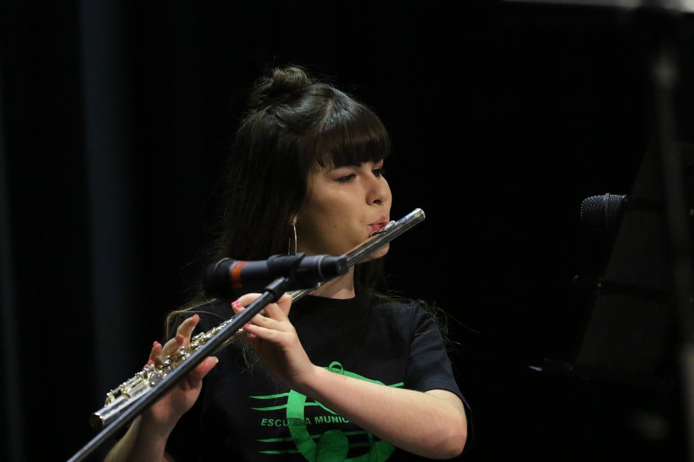 El Cine-teatro Balboa acogió, ayer, el concierto de clausura del curso 2018/2019 de la Escuela Municipal de Música de Jerez de los Caballeros. En esta cita, los alumnos y alumnas participantes ofrecieron una muestra de los conocimientos adquiridos durante el curso y su evolución a lo largo del mismo en las distintas modalidades impartidas. En este curso, han sido 113 los alumnos y alumnas que se han formado en la citada Escuela y cinco los profesores que han impartido las diferentes asignaturas: David Carrasco, Carlos Álvarez, Sergio Carrasco, Cristian Ivasr y Mª Asunción Pérez.
