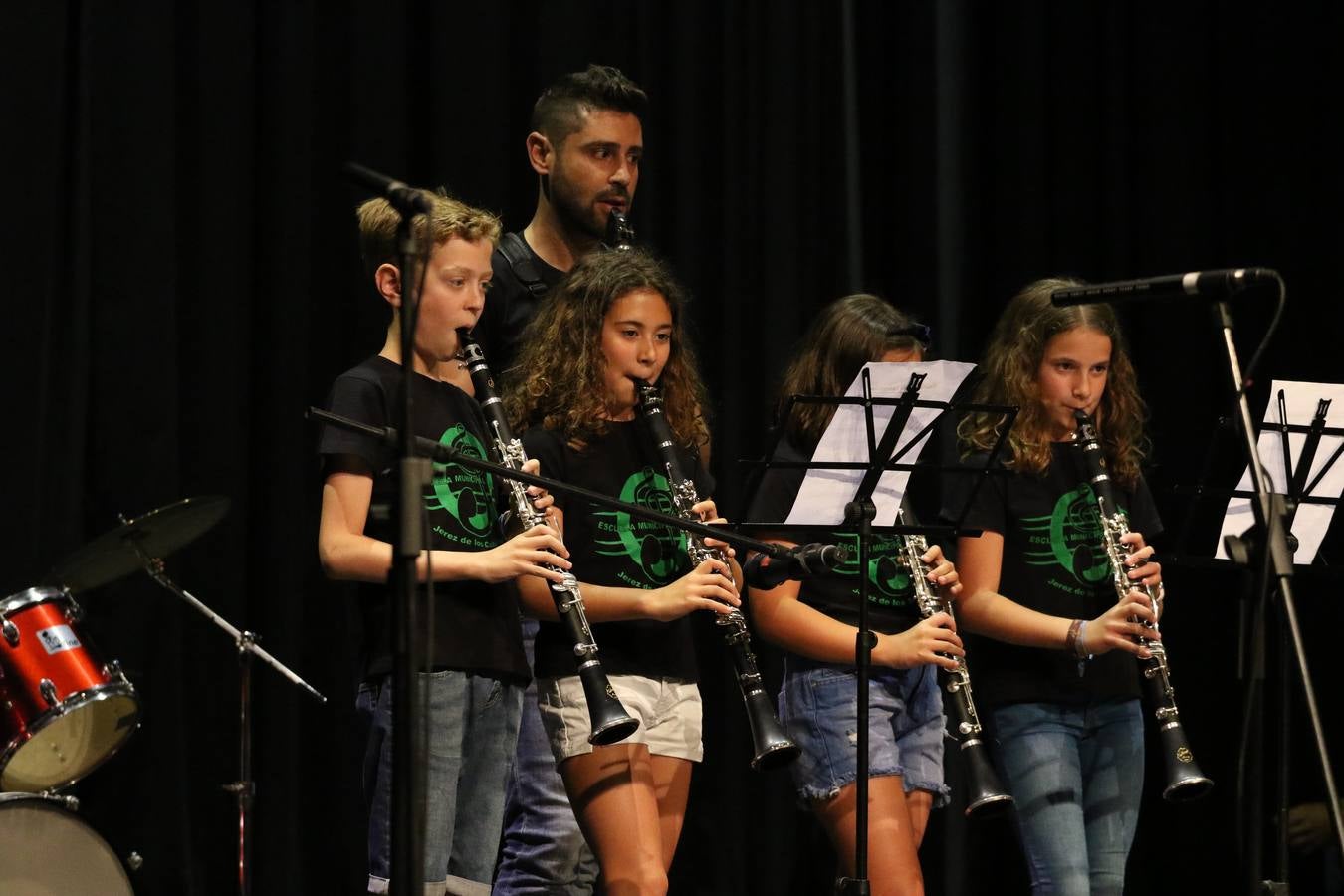 El Cine-teatro Balboa acogió, ayer, el concierto de clausura del curso 2018/2019 de la Escuela Municipal de Música de Jerez de los Caballeros. En esta cita, los alumnos y alumnas participantes ofrecieron una muestra de los conocimientos adquiridos durante el curso y su evolución a lo largo del mismo en las distintas modalidades impartidas. En este curso, han sido 113 los alumnos y alumnas que se han formado en la citada Escuela y cinco los profesores que han impartido las diferentes asignaturas: David Carrasco, Carlos Álvarez, Sergio Carrasco, Cristian Ivasr y Mª Asunción Pérez.