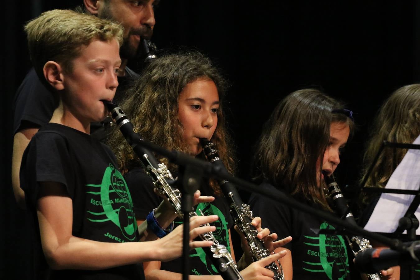 El Cine-teatro Balboa acogió, ayer, el concierto de clausura del curso 2018/2019 de la Escuela Municipal de Música de Jerez de los Caballeros. En esta cita, los alumnos y alumnas participantes ofrecieron una muestra de los conocimientos adquiridos durante el curso y su evolución a lo largo del mismo en las distintas modalidades impartidas. En este curso, han sido 113 los alumnos y alumnas que se han formado en la citada Escuela y cinco los profesores que han impartido las diferentes asignaturas: David Carrasco, Carlos Álvarez, Sergio Carrasco, Cristian Ivasr y Mª Asunción Pérez.