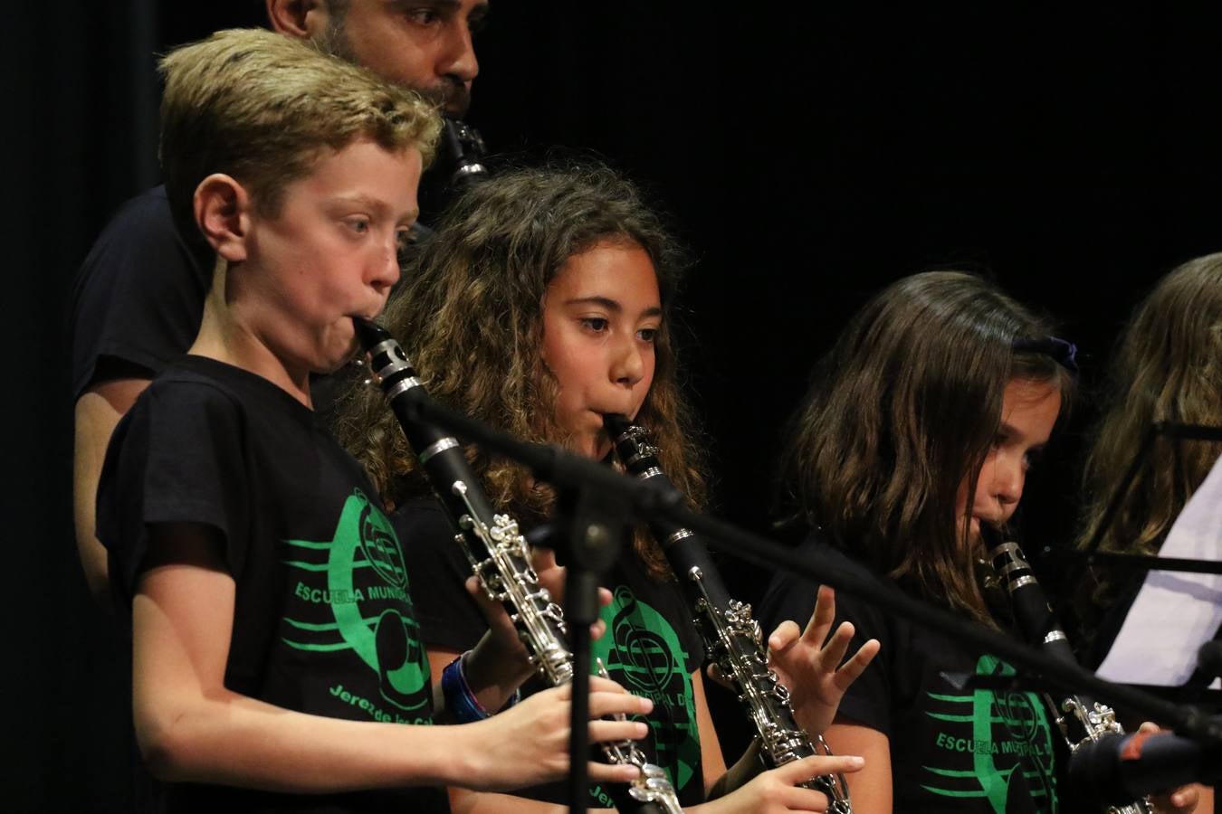 El Cine-teatro Balboa acogió, ayer, el concierto de clausura del curso 2018/2019 de la Escuela Municipal de Música de Jerez de los Caballeros. En esta cita, los alumnos y alumnas participantes ofrecieron una muestra de los conocimientos adquiridos durante el curso y su evolución a lo largo del mismo en las distintas modalidades impartidas. En este curso, han sido 113 los alumnos y alumnas que se han formado en la citada Escuela y cinco los profesores que han impartido las diferentes asignaturas: David Carrasco, Carlos Álvarez, Sergio Carrasco, Cristian Ivasr y Mª Asunción Pérez.