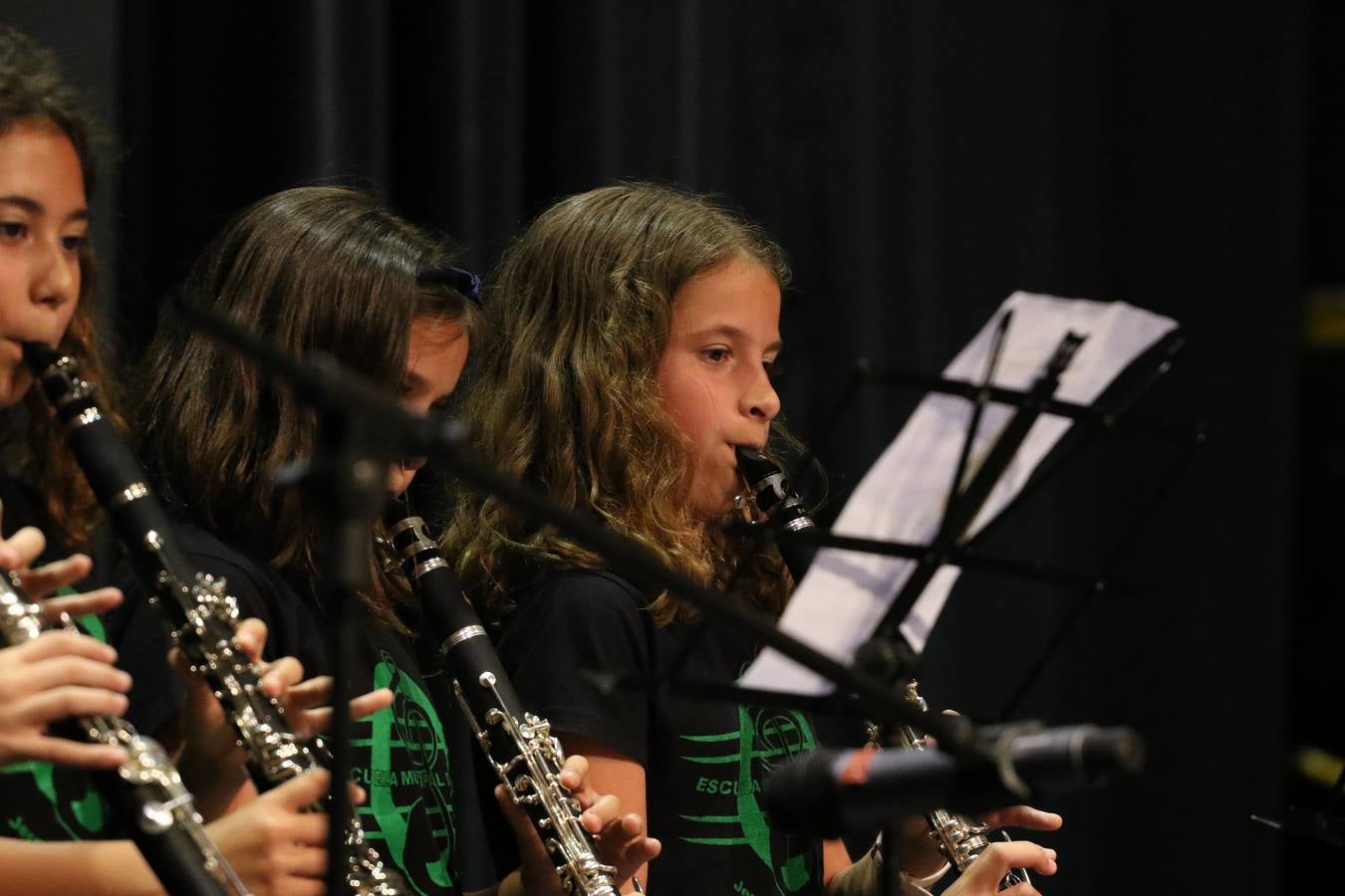 El Cine-teatro Balboa acogió, ayer, el concierto de clausura del curso 2018/2019 de la Escuela Municipal de Música de Jerez de los Caballeros. En esta cita, los alumnos y alumnas participantes ofrecieron una muestra de los conocimientos adquiridos durante el curso y su evolución a lo largo del mismo en las distintas modalidades impartidas. En este curso, han sido 113 los alumnos y alumnas que se han formado en la citada Escuela y cinco los profesores que han impartido las diferentes asignaturas: David Carrasco, Carlos Álvarez, Sergio Carrasco, Cristian Ivasr y Mª Asunción Pérez.
