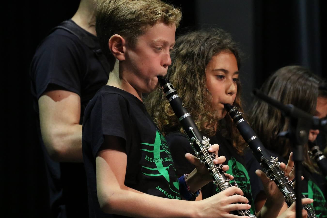 El Cine-teatro Balboa acogió, ayer, el concierto de clausura del curso 2018/2019 de la Escuela Municipal de Música de Jerez de los Caballeros. En esta cita, los alumnos y alumnas participantes ofrecieron una muestra de los conocimientos adquiridos durante el curso y su evolución a lo largo del mismo en las distintas modalidades impartidas. En este curso, han sido 113 los alumnos y alumnas que se han formado en la citada Escuela y cinco los profesores que han impartido las diferentes asignaturas: David Carrasco, Carlos Álvarez, Sergio Carrasco, Cristian Ivasr y Mª Asunción Pérez.